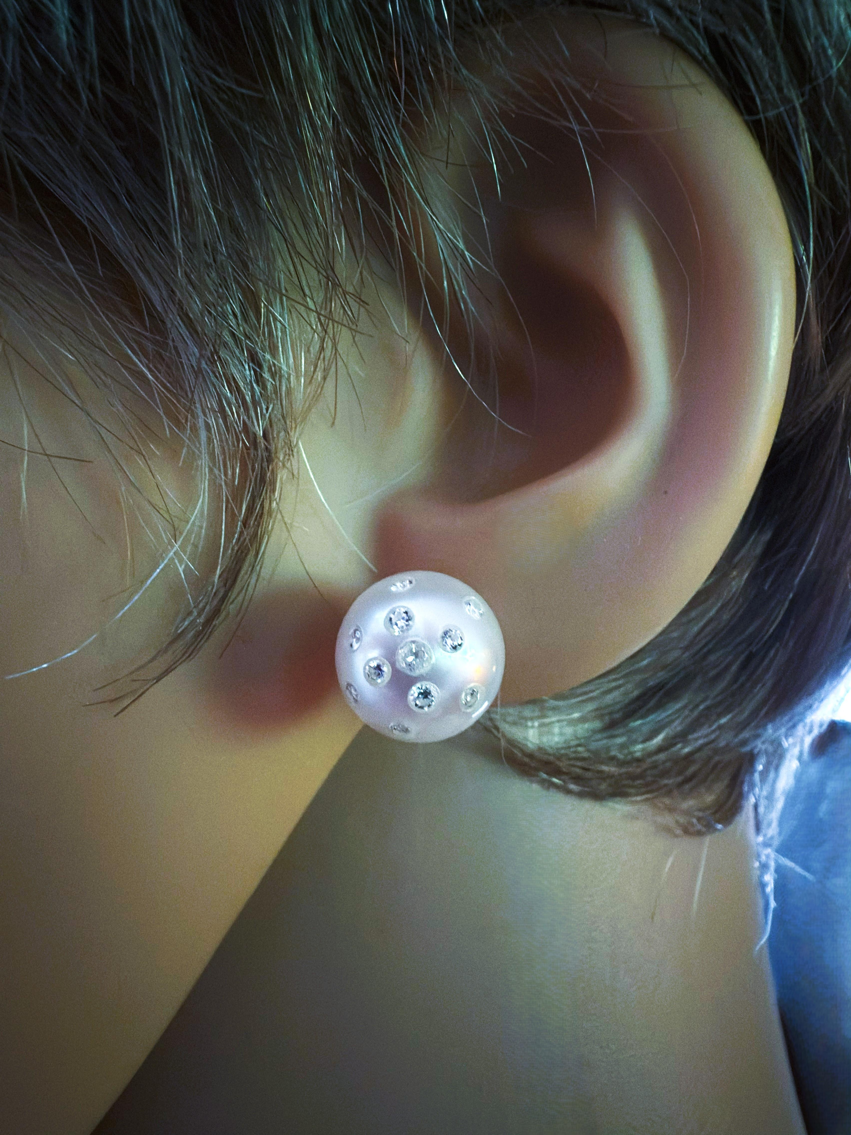 Boucles d'oreilles en or jaune 18K avec diamant de 0,30 carat et perle d'eau douce en vente 3