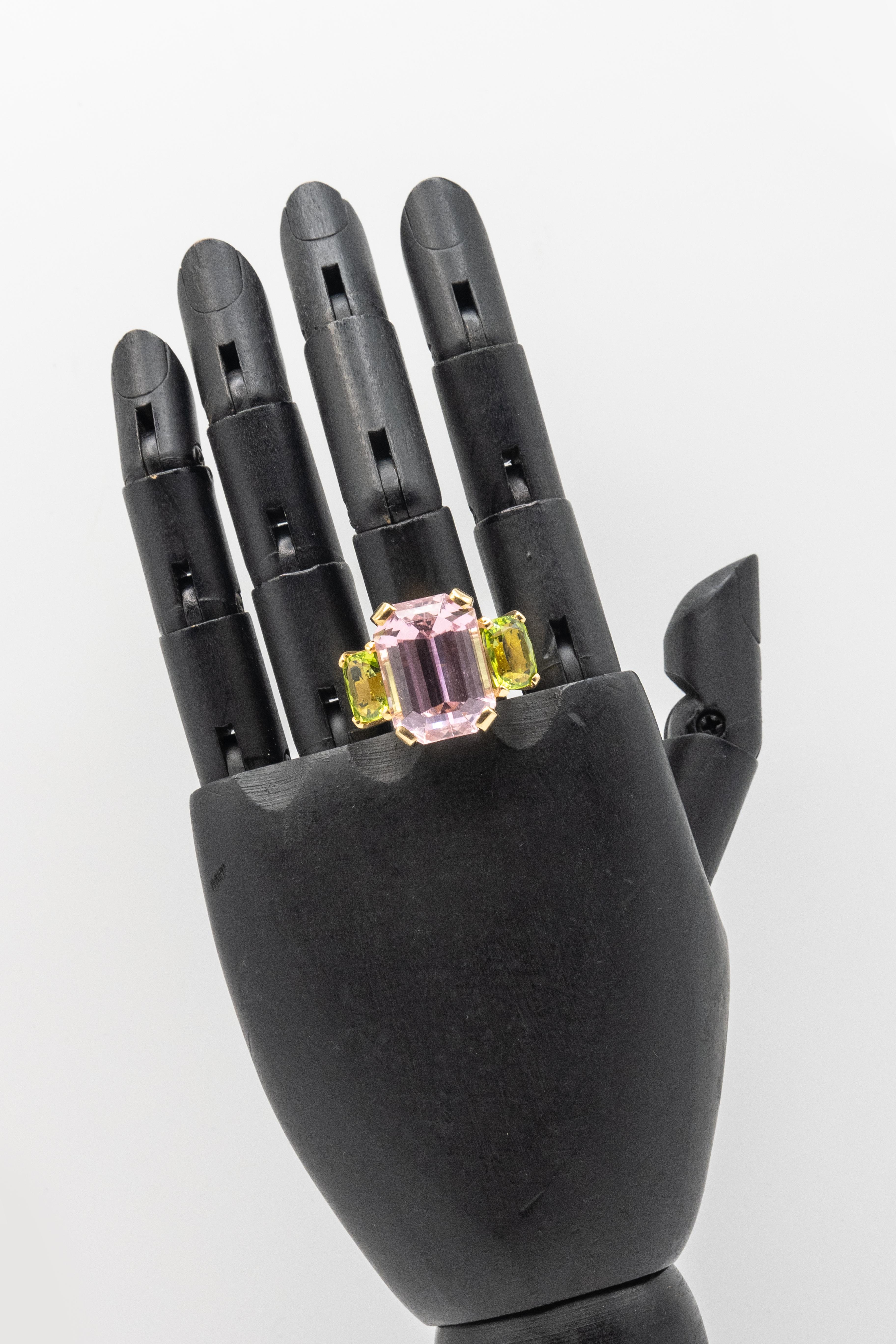18K Yellow Gold 30 Carats Pink Kunzite and Peridot Ring For Sale 4