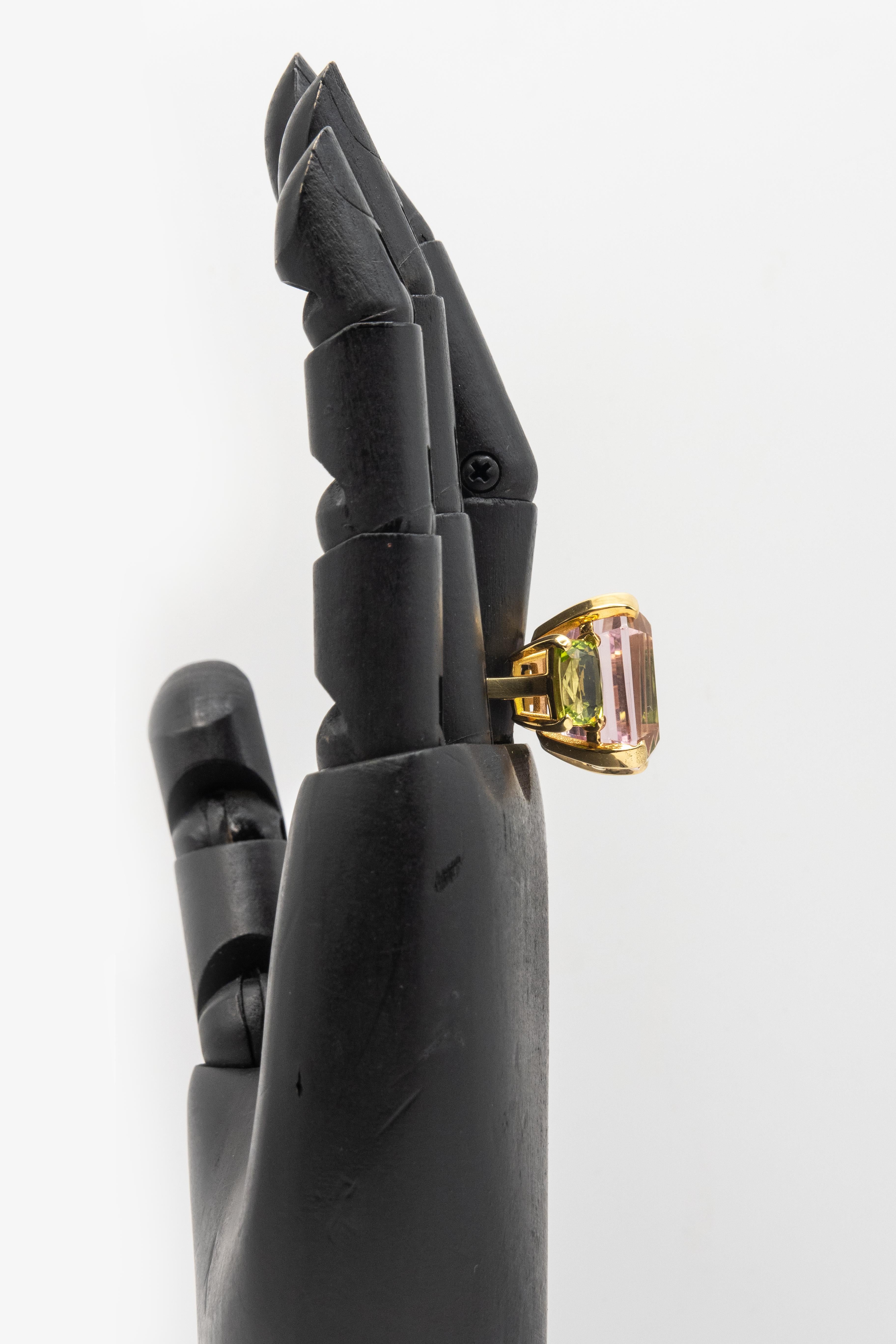 18K Yellow Gold 30 Carats Pink Kunzite and Peridot Ring For Sale 5