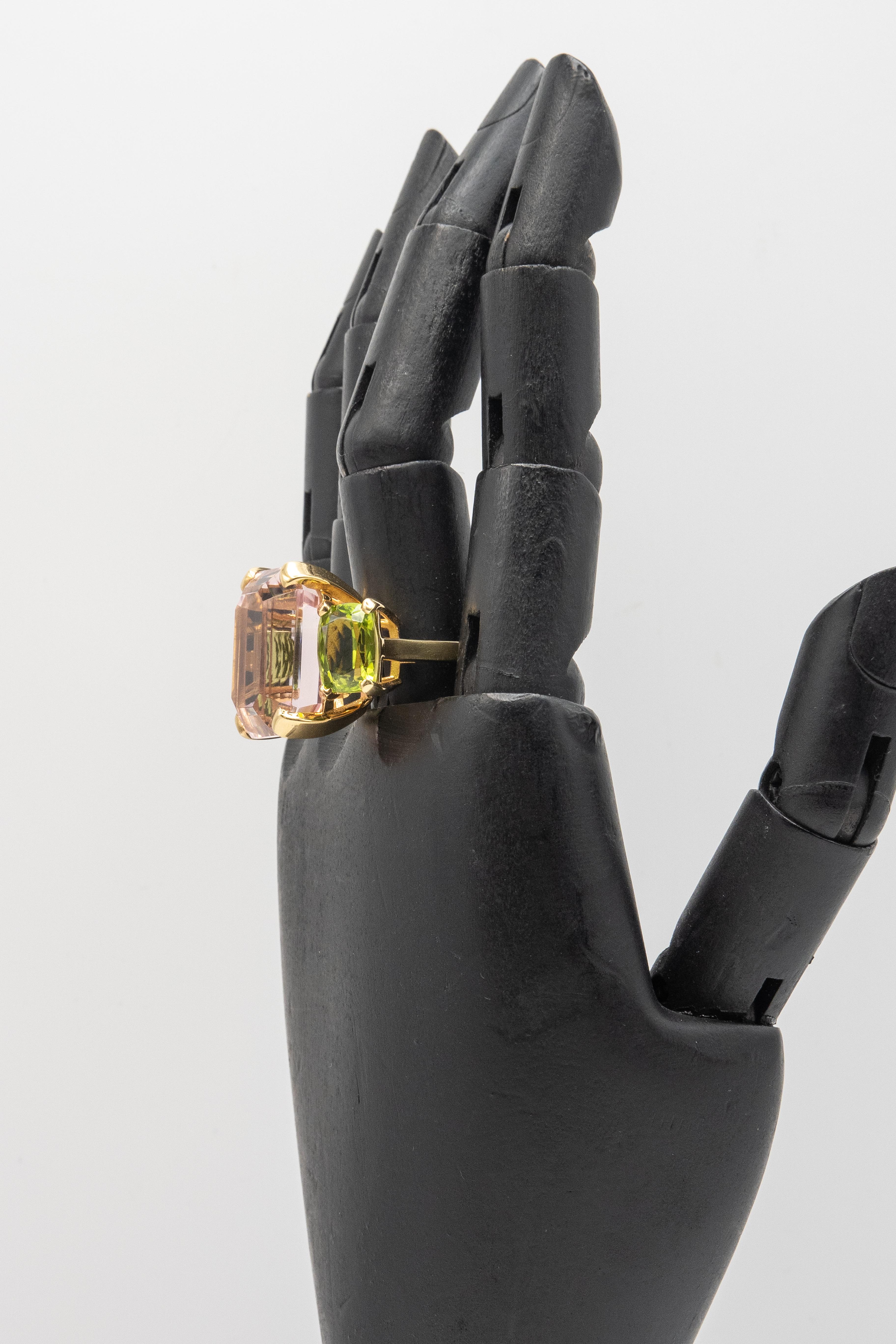 18K Yellow Gold 30 Carats Pink Kunzite and Peridot Ring For Sale 6