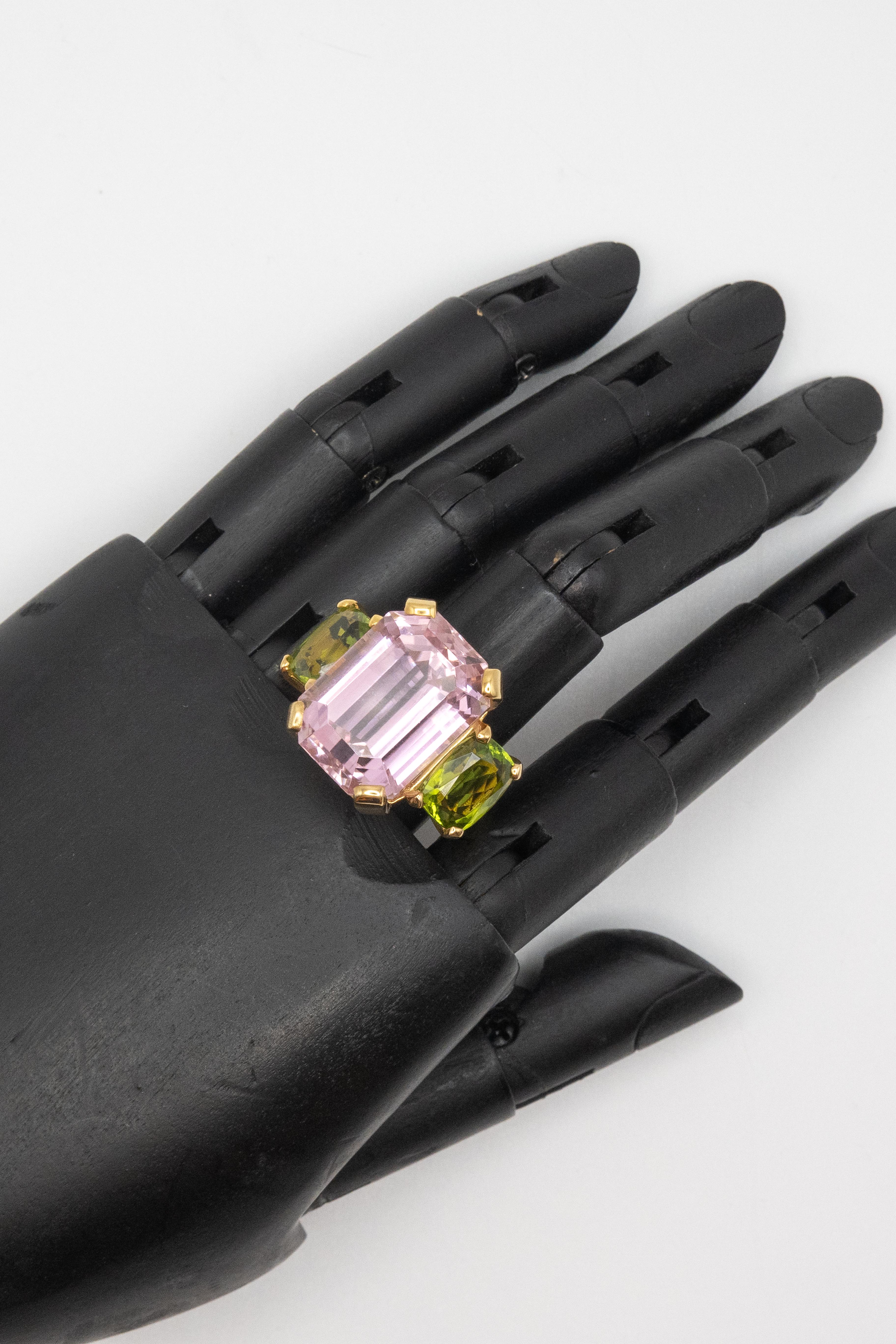 Modern 18K Yellow Gold 30 Carats Pink Kunzite and Peridot Ring For Sale