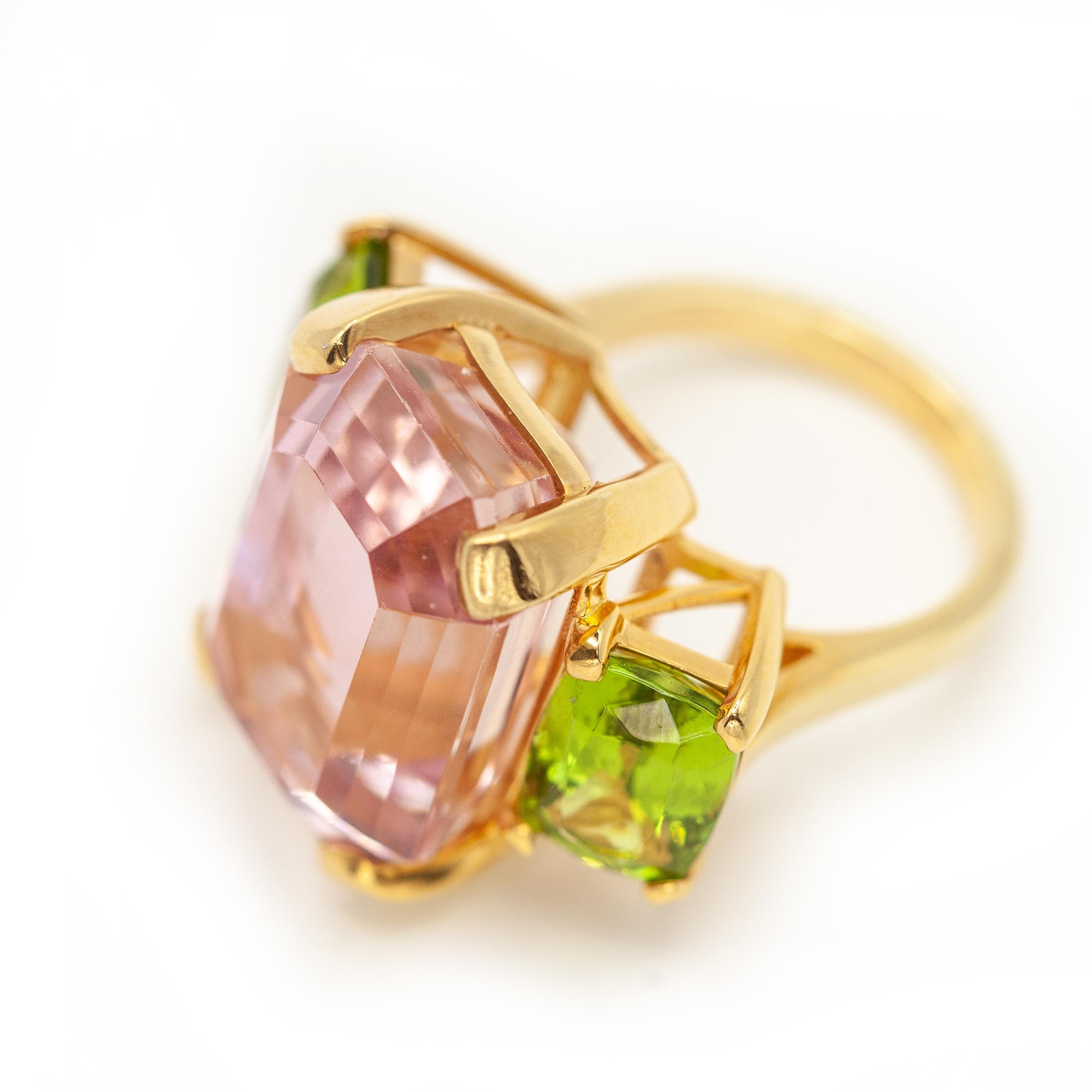 Emerald Cut 18K Yellow Gold 30 Carats Pink Kunzite and Peridot Ring For Sale