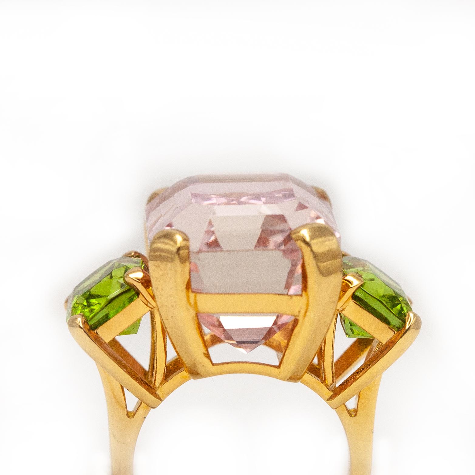 18K Yellow Gold 30 Carats Pink Kunzite and Peridot Ring In Good Condition For Sale In New York, NY