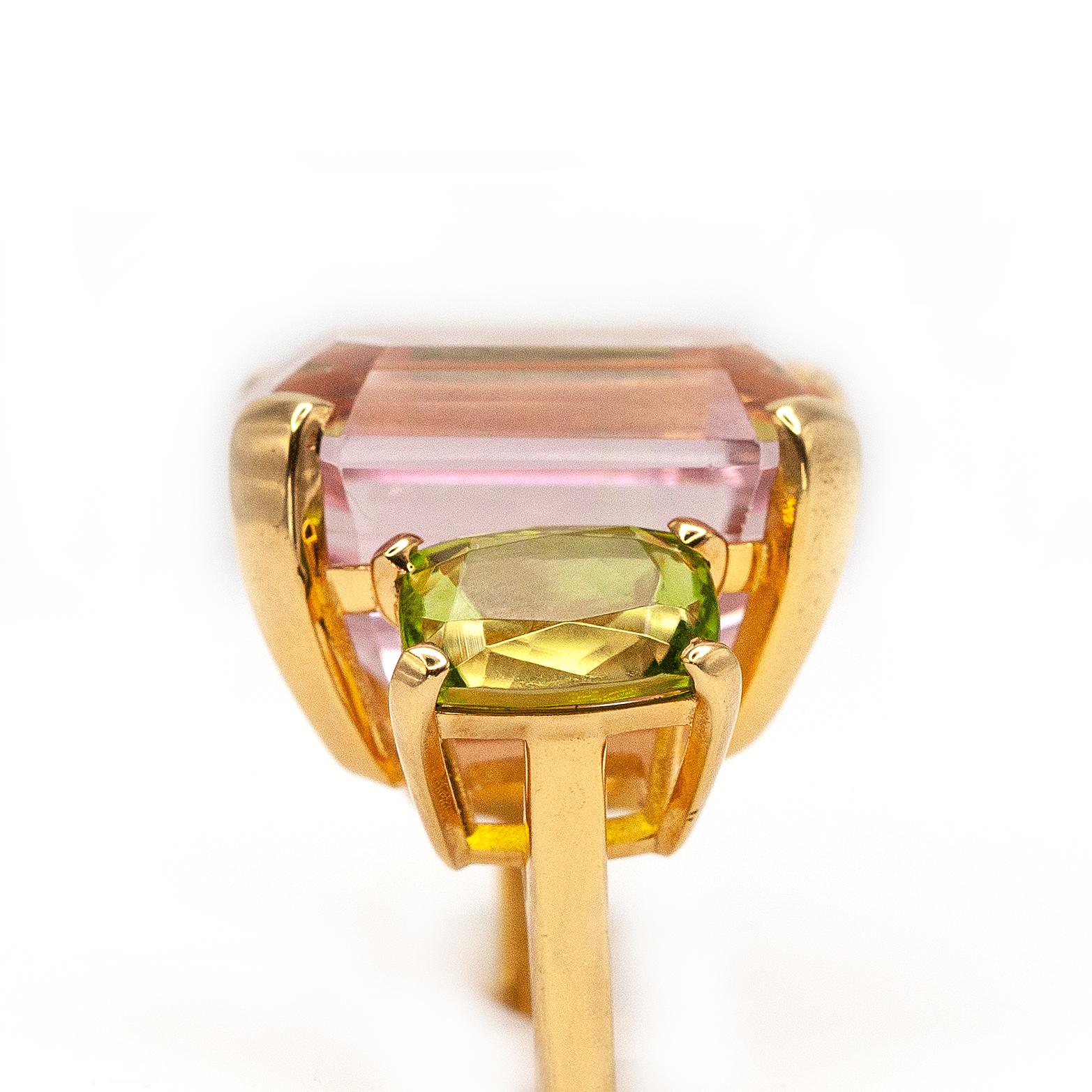 Women's 18K Yellow Gold 30 Carats Pink Kunzite and Peridot Ring For Sale