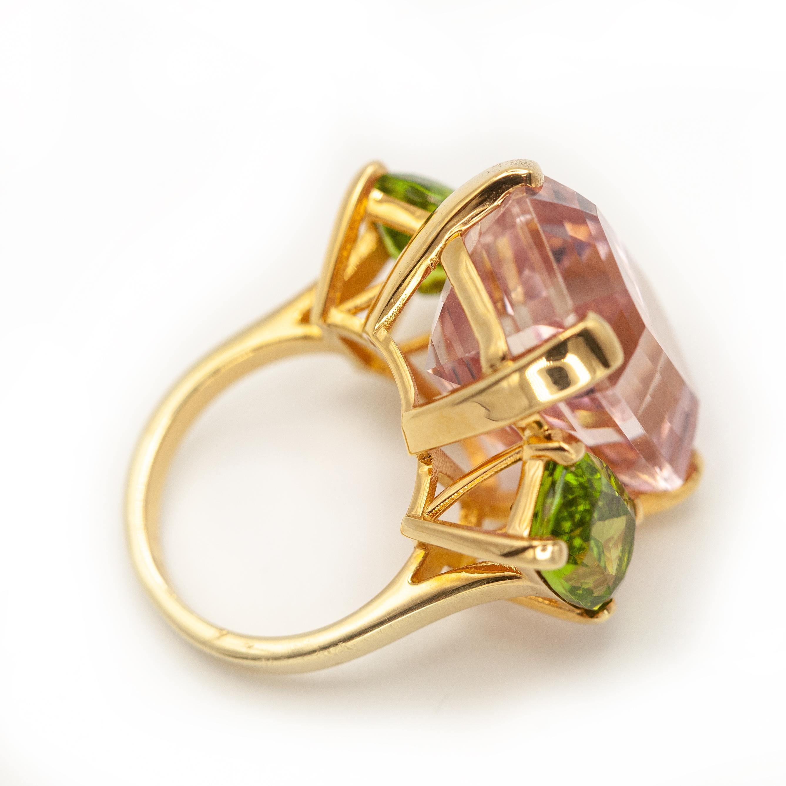 18K Yellow Gold 30 Carats Pink Kunzite and Peridot Ring For Sale 1