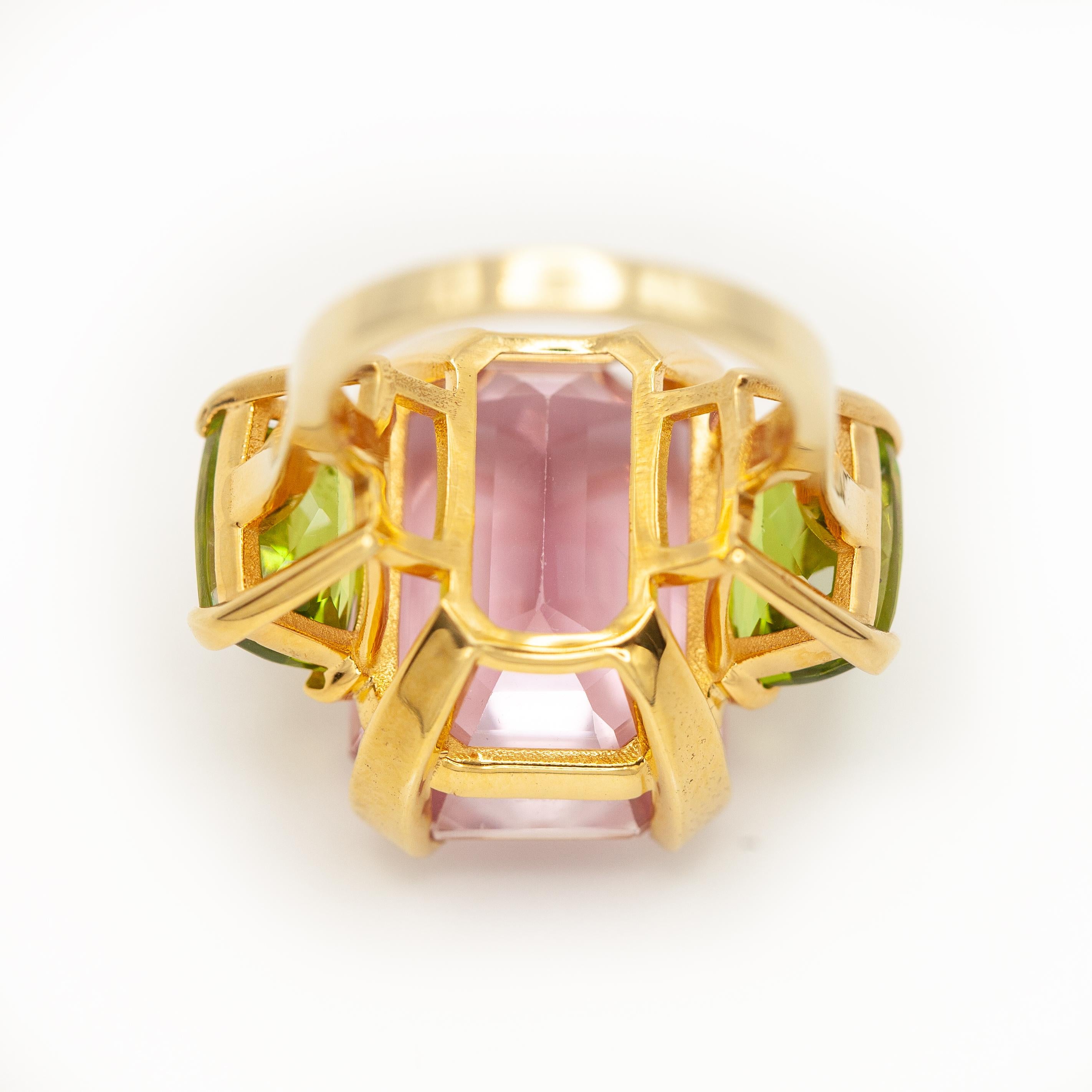 18K Yellow Gold 30 Carats Pink Kunzite and Peridot Ring For Sale 2