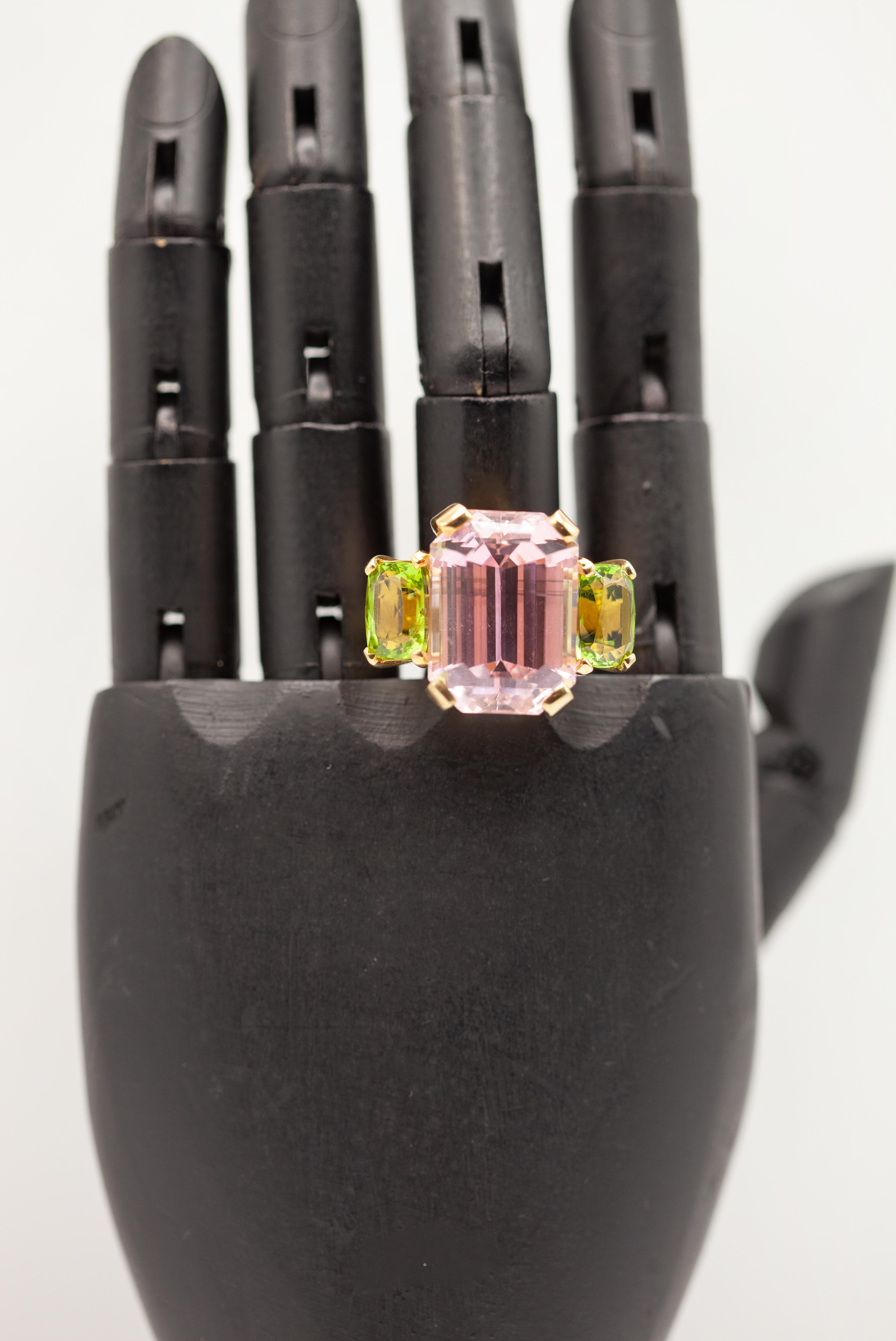 18K Yellow Gold 30 Carats Pink Kunzite and Peridot Ring For Sale 3