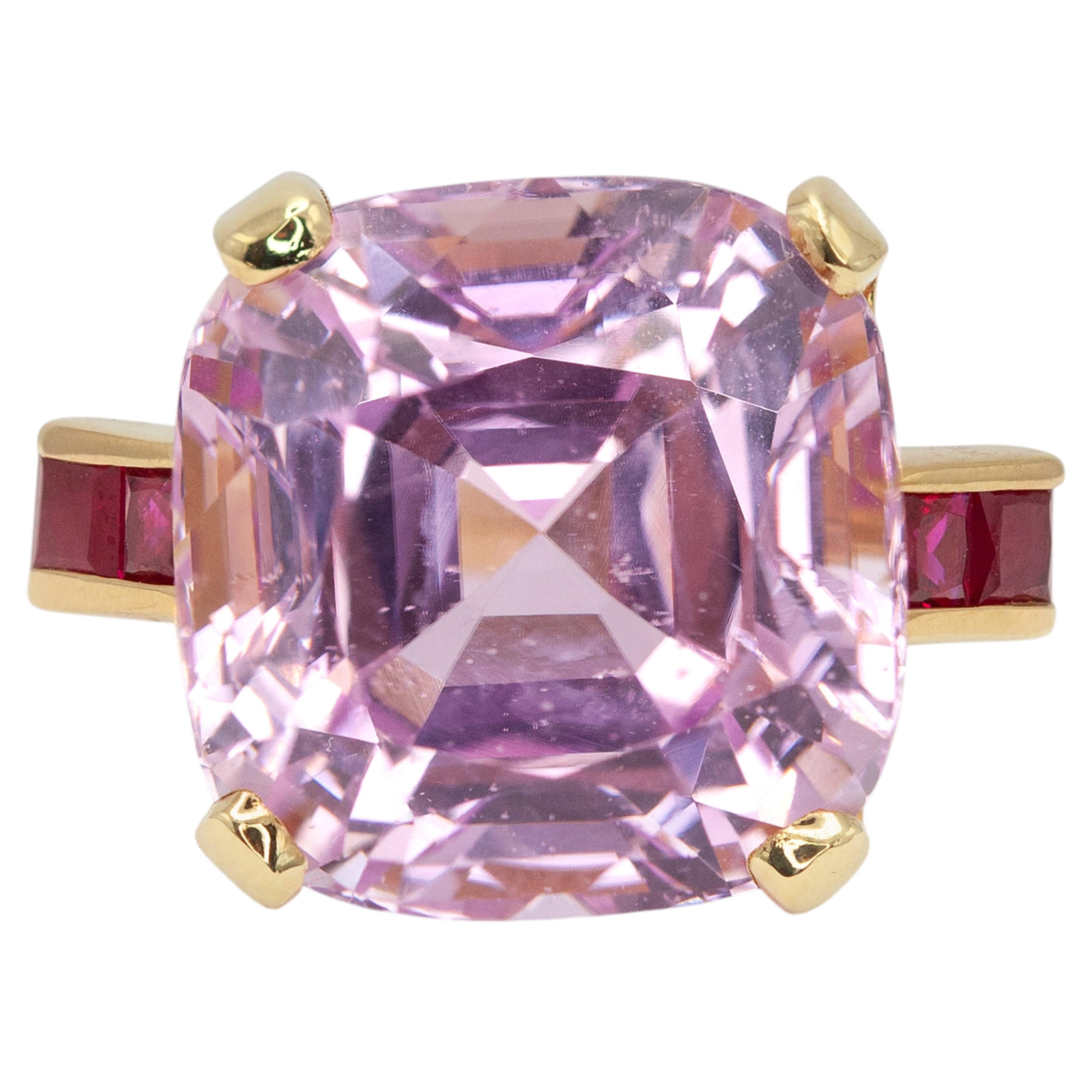 Anillo cóctel de oro amarillo de 18 quilates y 30,0 quilates de rubí kunzita