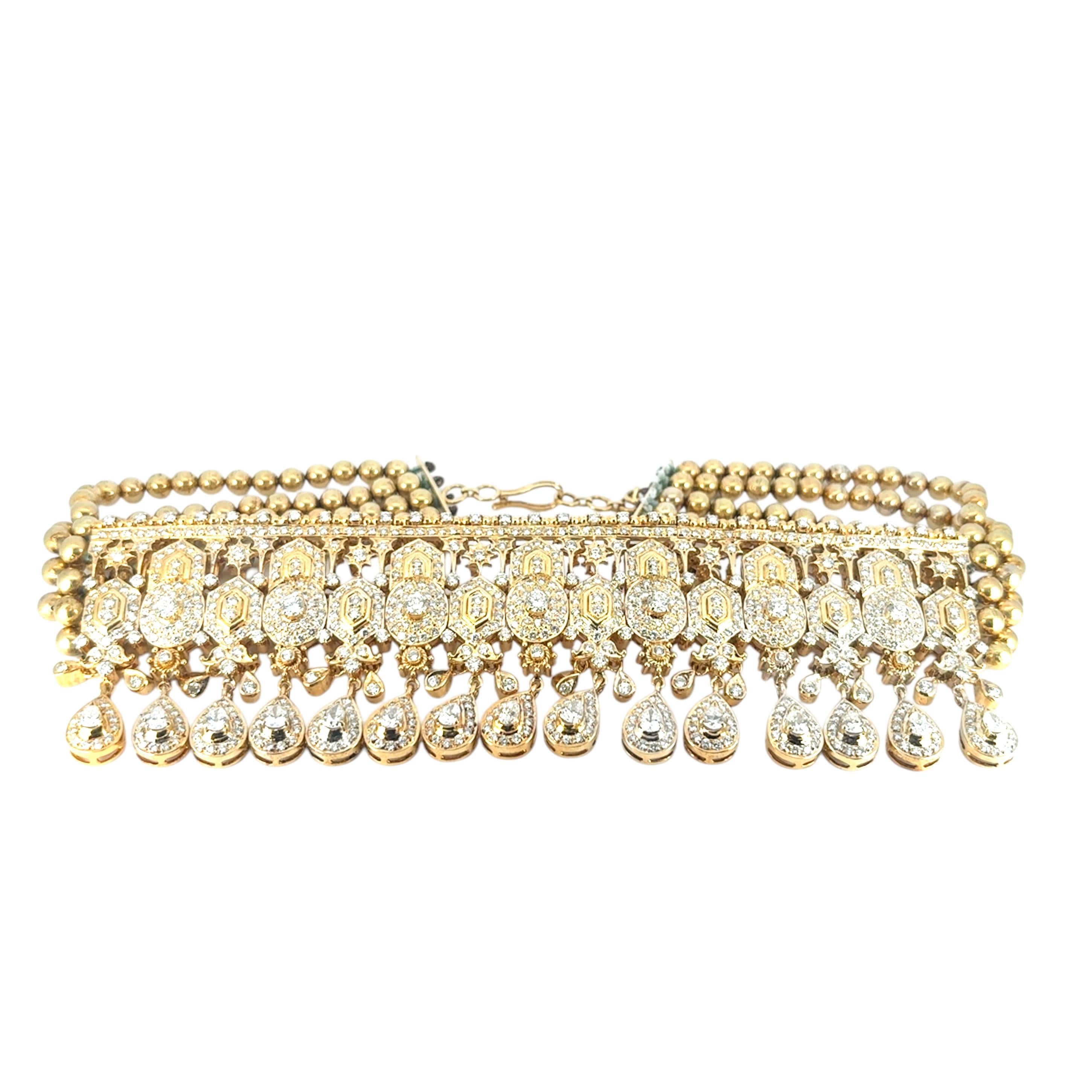 Questa splendida collana d'oro con diamanti è in ottime condizioni ed è pronta per essere spedita!

Stile: Collana a girocollo The Row
Design/One: La collana girocollo presenta gocce di diamanti e cinque file di perline.
Materiale: oro giallo