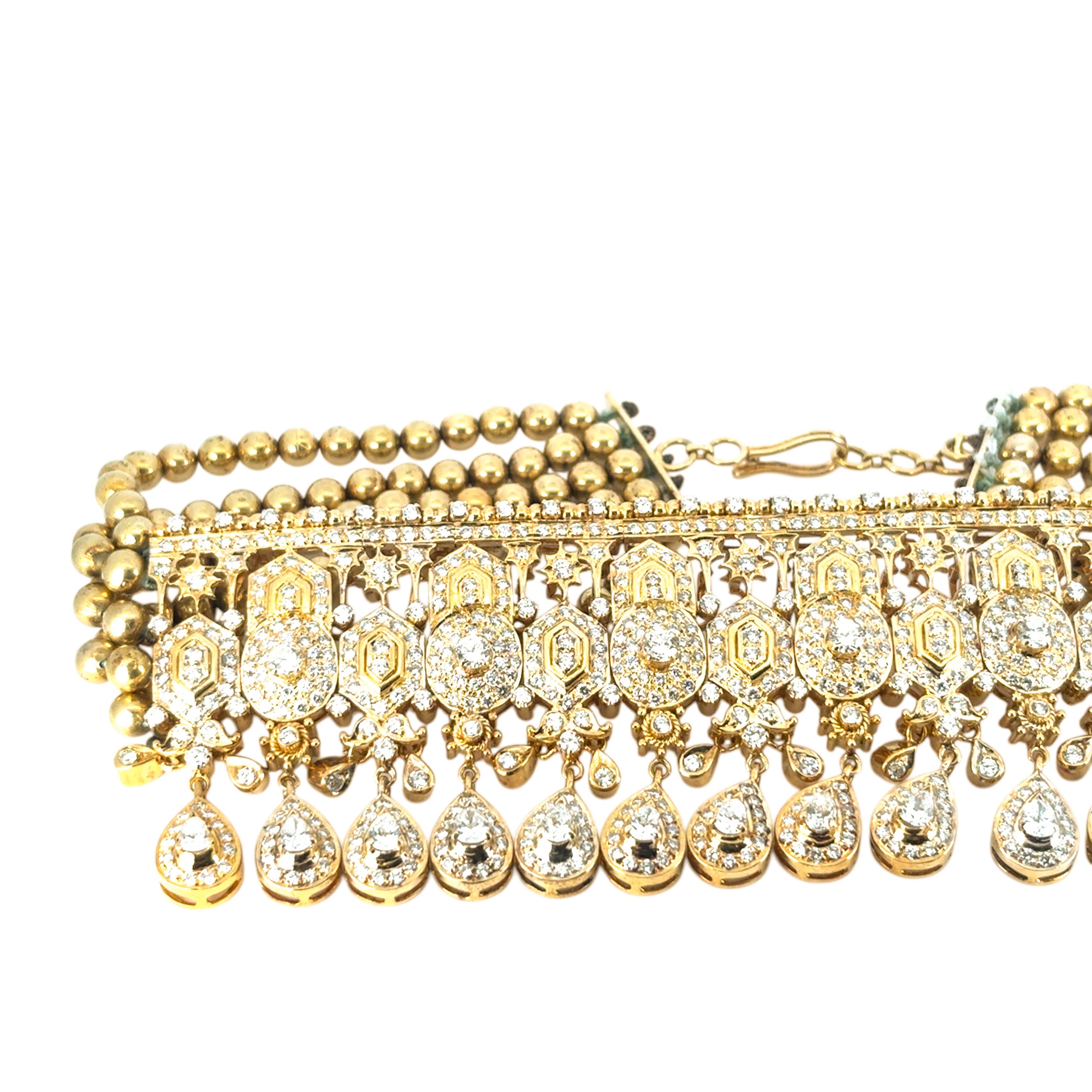 Moderno Collana girocollo indiana a più file in oro giallo 18k con diamanti da 30 carati in vendita