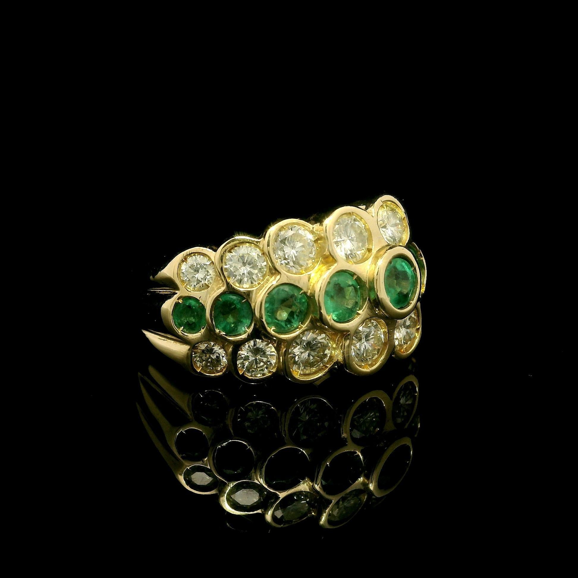 Anello in oro giallo 18 carati con smeraldo e diamante a 3 file in stile piramide in vendita 5