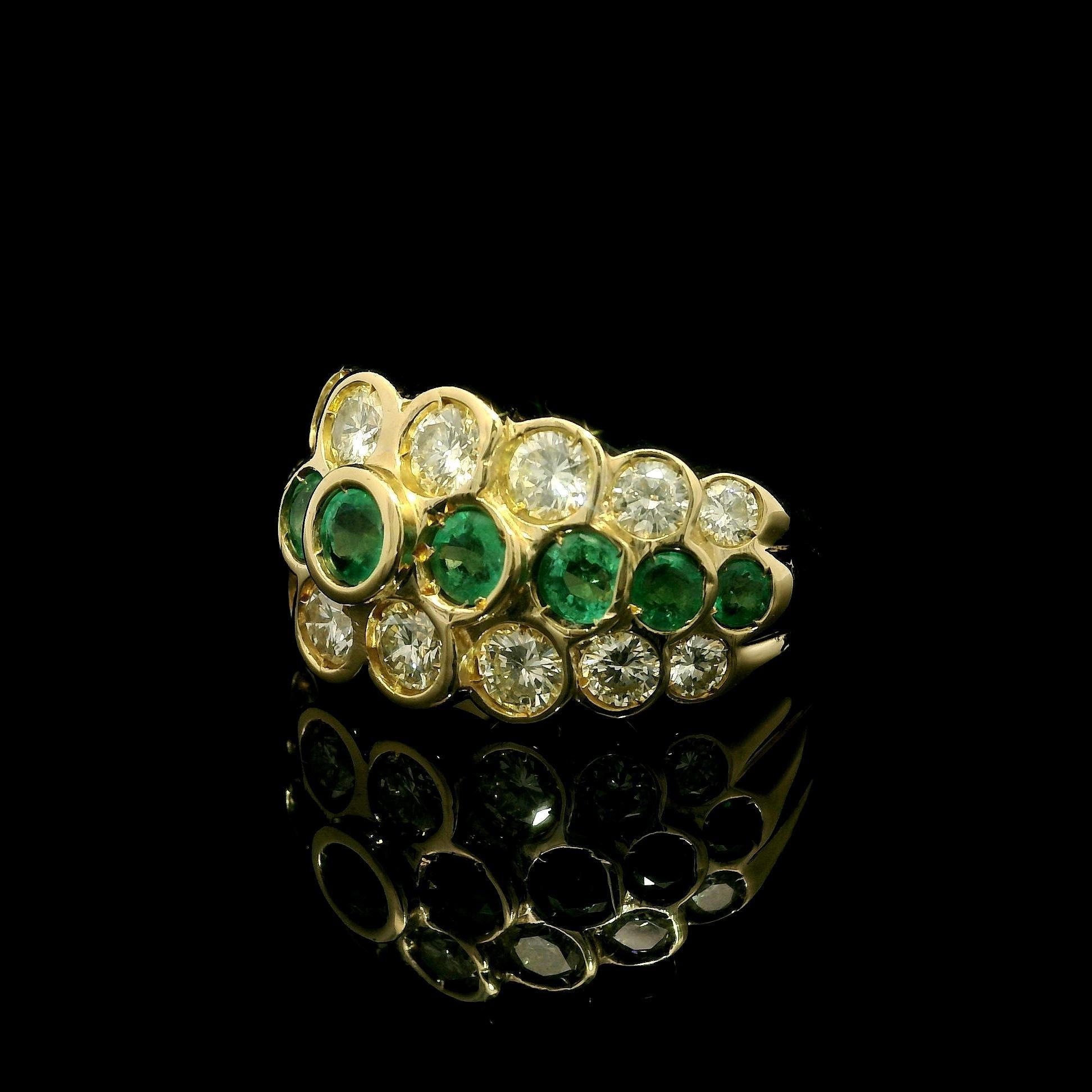 Anello in oro giallo 18 carati con smeraldo e diamante a 3 file in stile piramide in vendita 6