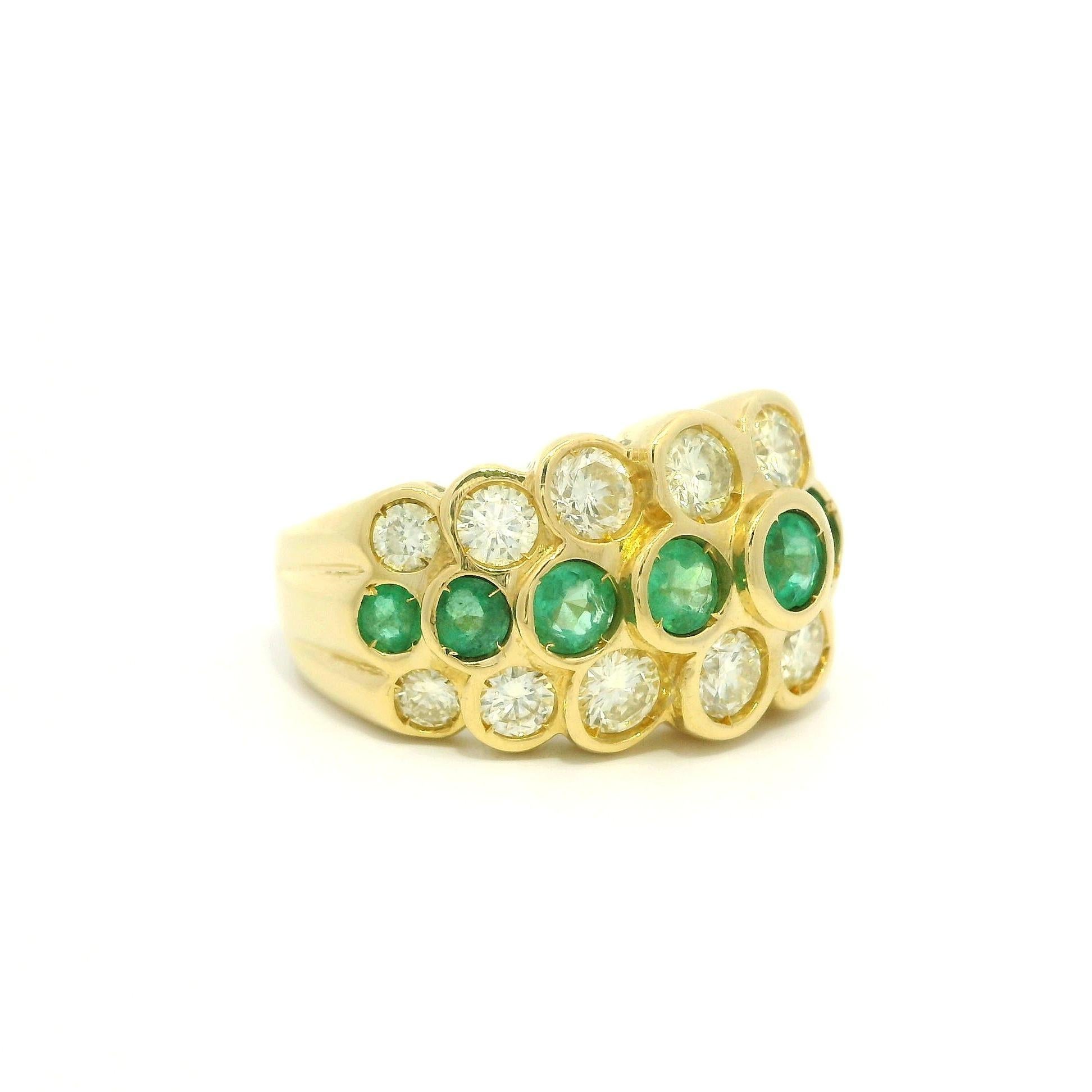 Anello in oro giallo 18 carati con smeraldo e diamante a 3 file in stile piramide in vendita 7