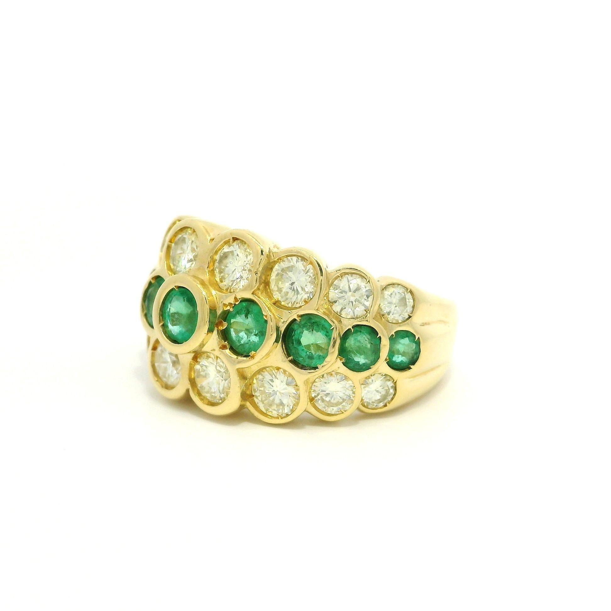 Anello in oro giallo 18 carati con smeraldo e diamante a 3 file in stile piramide in vendita 8