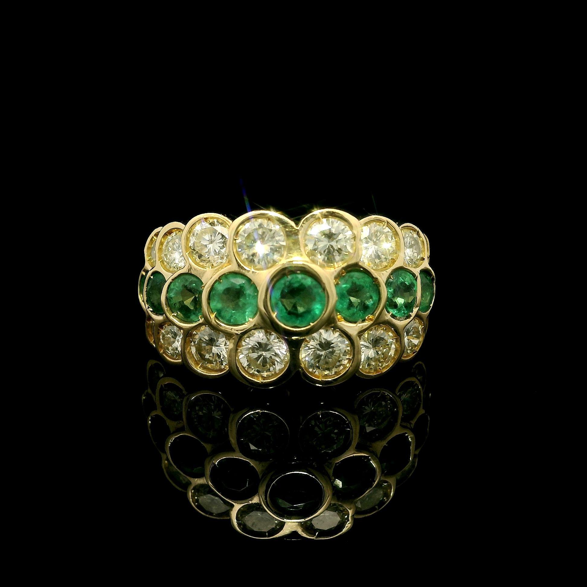 Anello in oro giallo 18 carati con smeraldo e diamante a 3 file in stile piramide in vendita 10