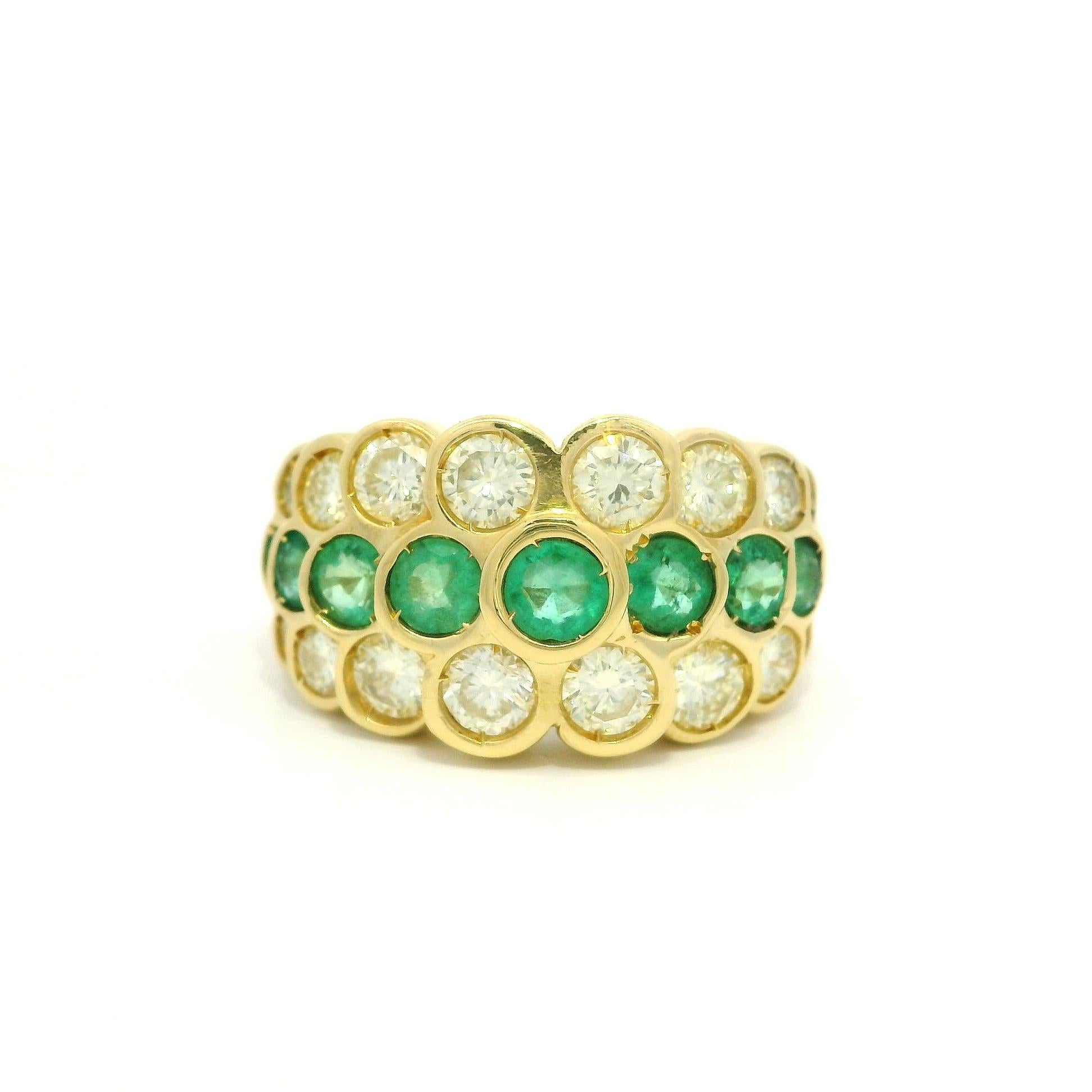 Anello in oro giallo 18 carati con smeraldo e diamante a 3 file in stile piramide in vendita 11