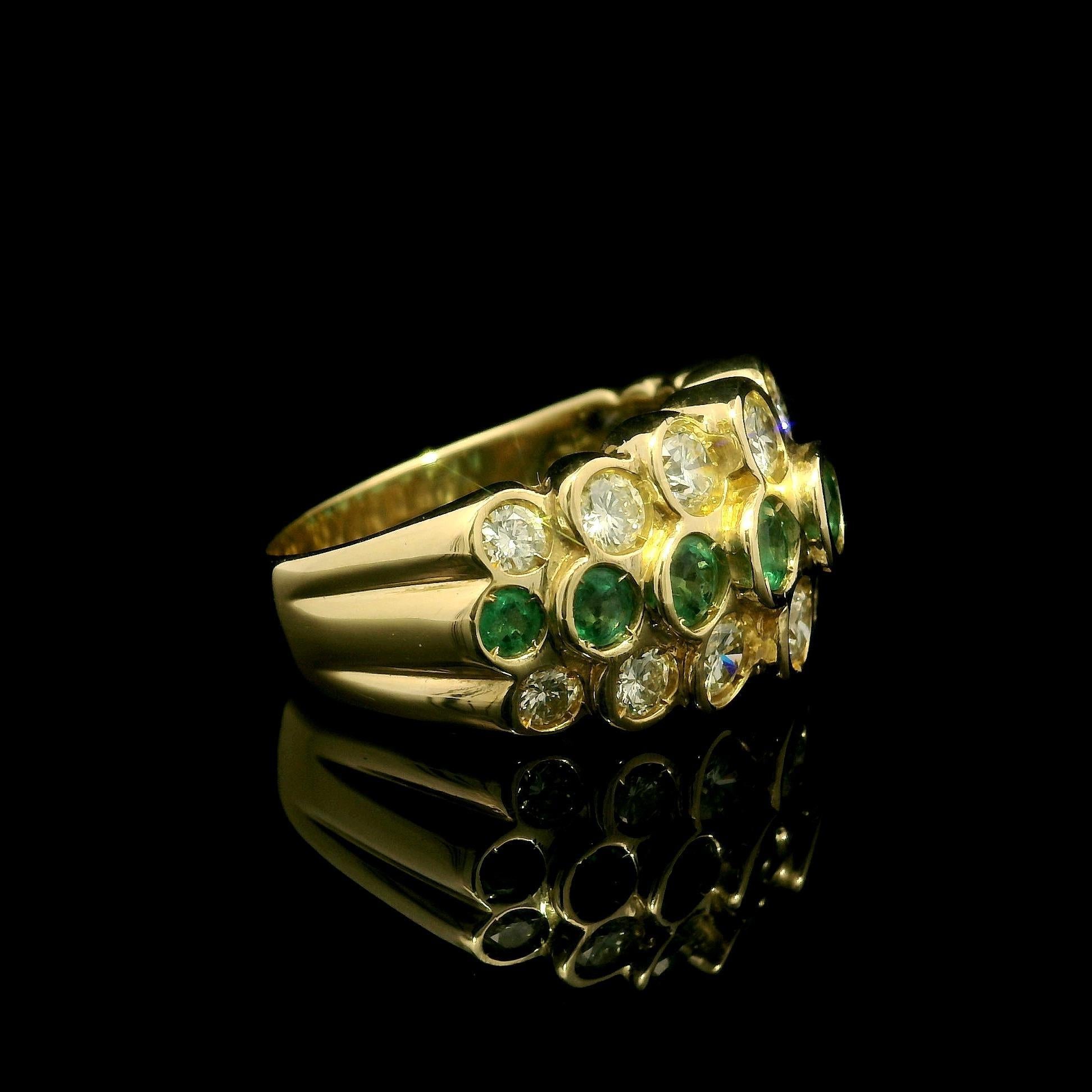 Taglio brillante Anello in oro giallo 18 carati con smeraldo e diamante a 3 file in stile piramide in vendita