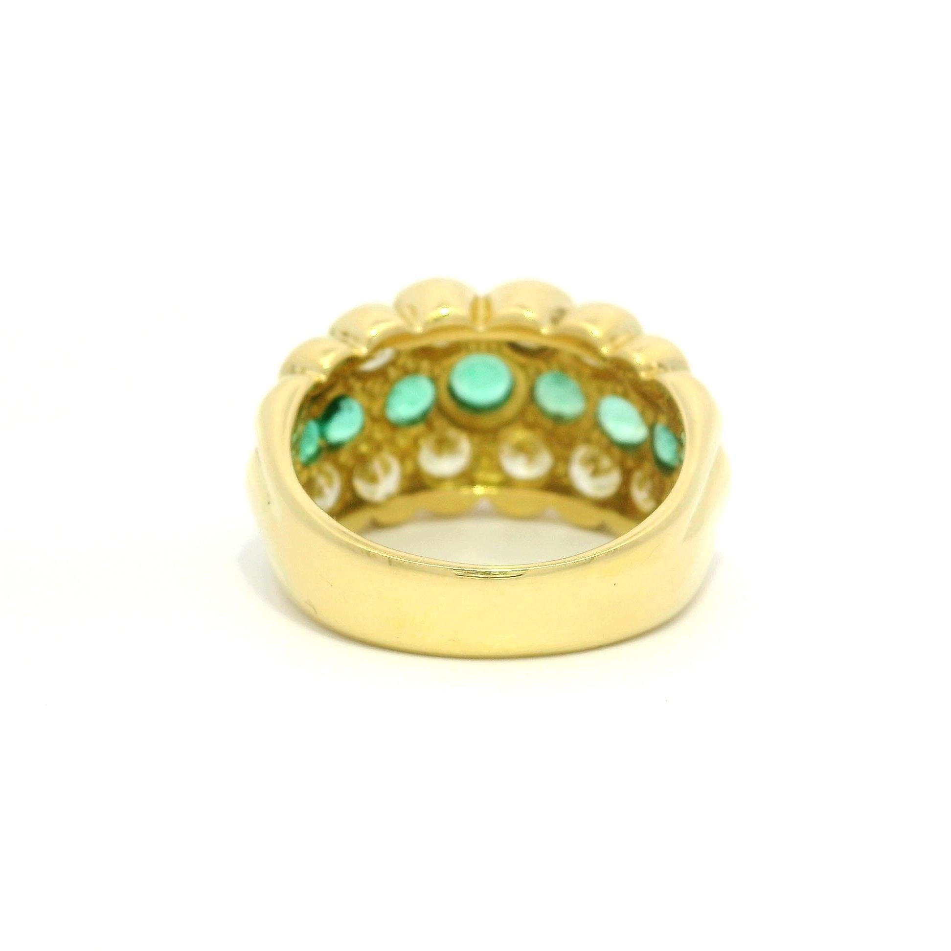 Anello in oro giallo 18 carati con smeraldo e diamante a 3 file in stile piramide in vendita 1