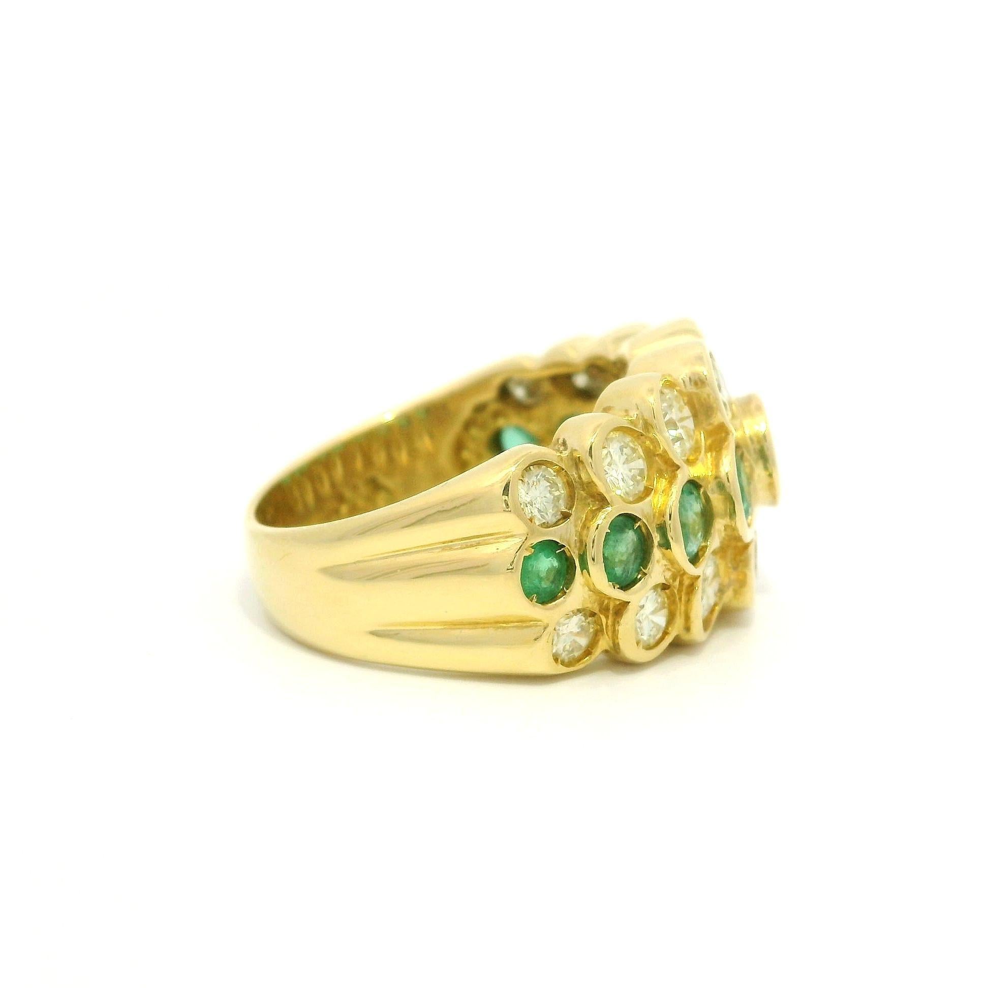 Anello in oro giallo 18 carati con smeraldo e diamante a 3 file in stile piramide in vendita 2