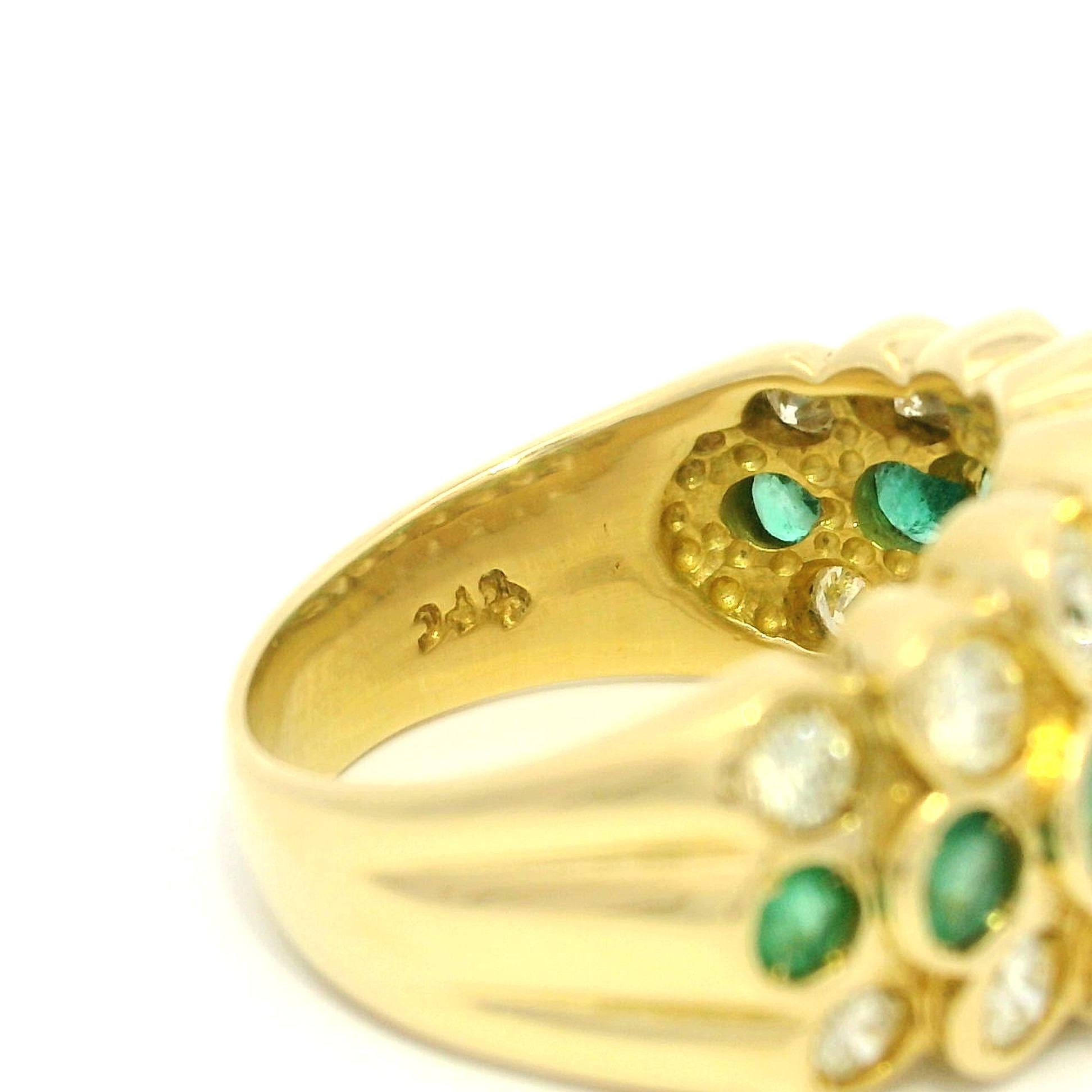 Anello in oro giallo 18 carati con smeraldo e diamante a 3 file in stile piramide in vendita 3