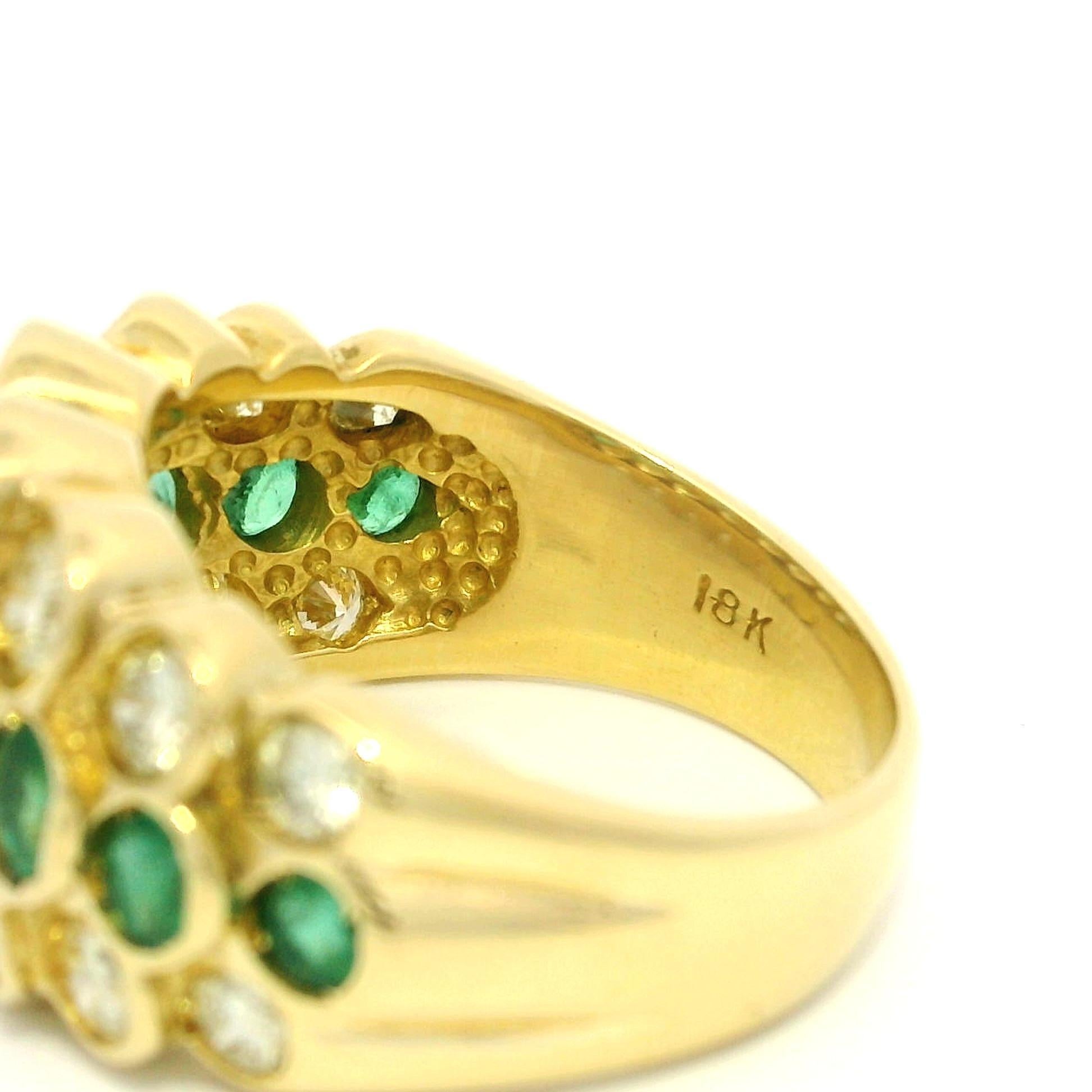 Anello in oro giallo 18 carati con smeraldo e diamante a 3 file in stile piramide in vendita 4