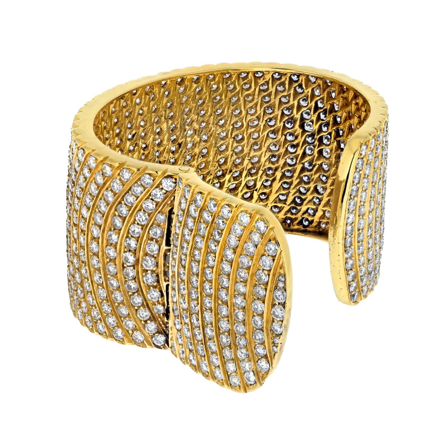 18K Yellow Gold 32cttw Round Cut Diamond Wide Cuff Bracelet In Excellent Condition For Sale In New York, NY