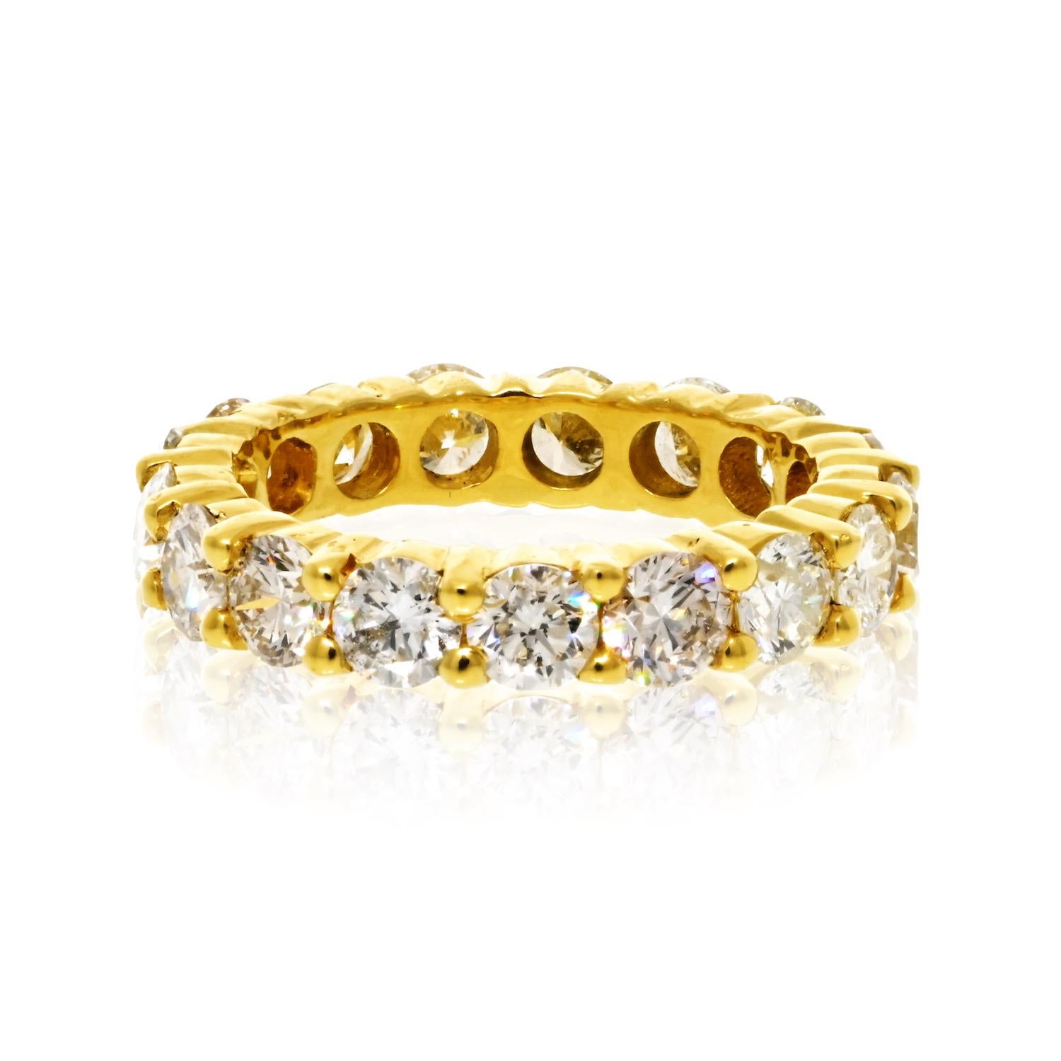 Adoptez l'élégance intemporelle avec cette exquise bague éternelle en or jaune 18 carats, ornée d'un total de 3,30 carats de diamants ronds de taille brillante. Chacun des 17 diamants est serti de manière experte dans une monture à griffes