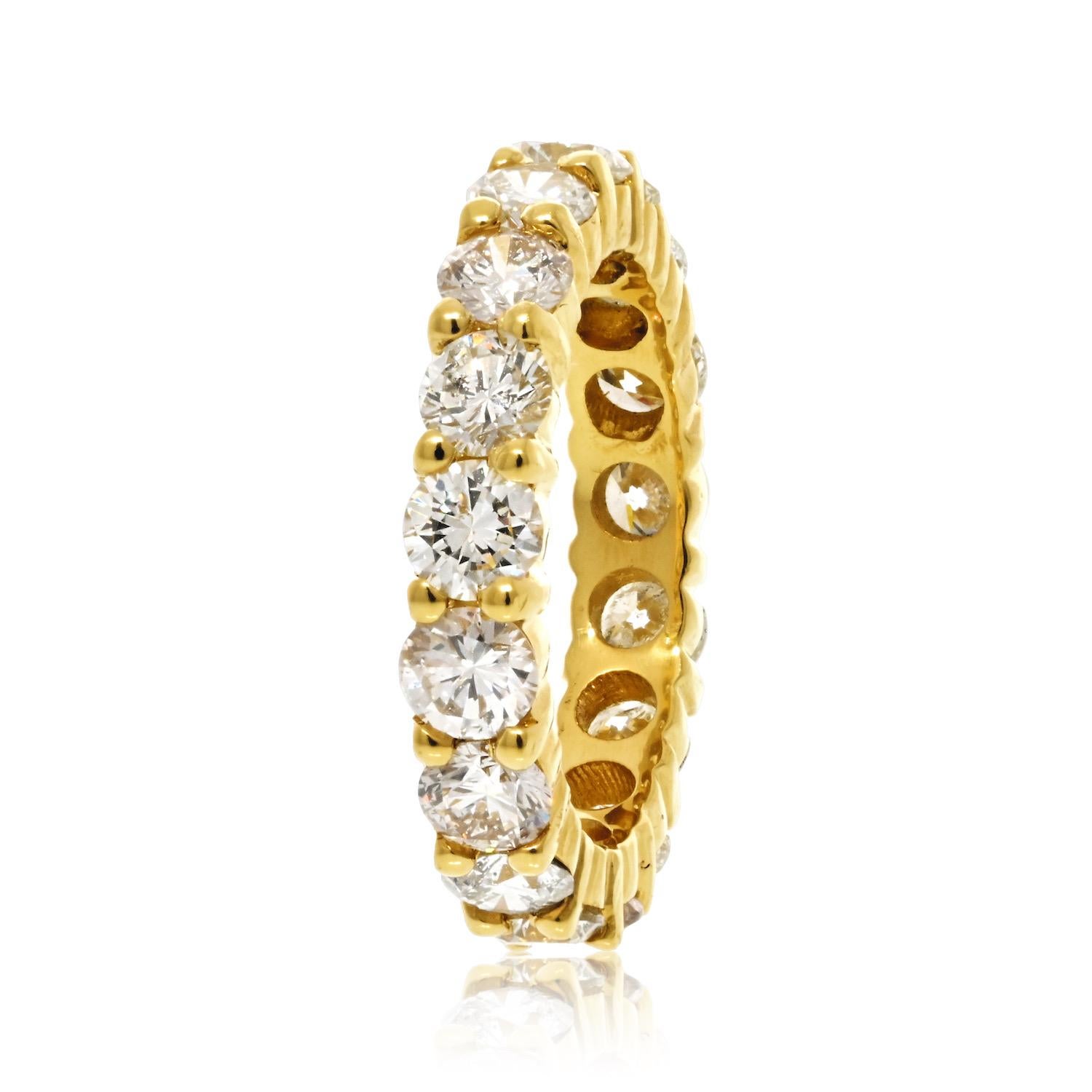 Moderne Bague d'éternité en or jaune 18 carats avec diamants ronds de 3,30 carats en vente