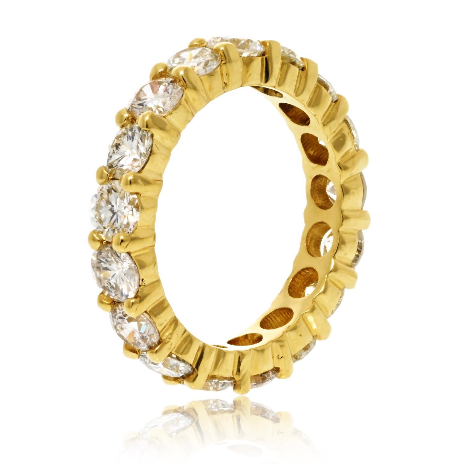 Taille ronde Bague d'éternité en or jaune 18 carats avec diamants ronds de 3,30 carats en vente