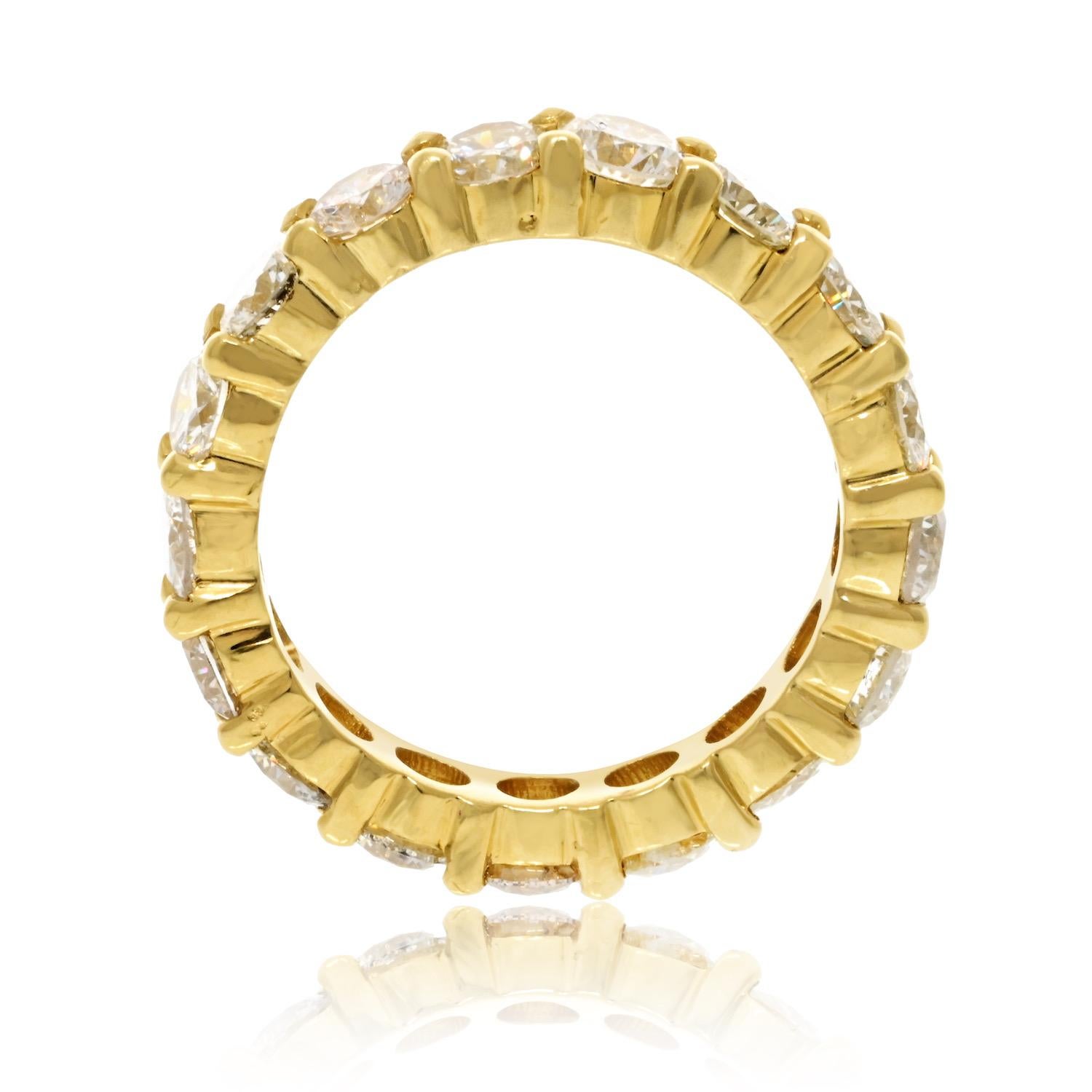 Bague d'éternité en or jaune 18 carats avec diamants ronds de 3,30 carats Excellent état - En vente à New York, NY