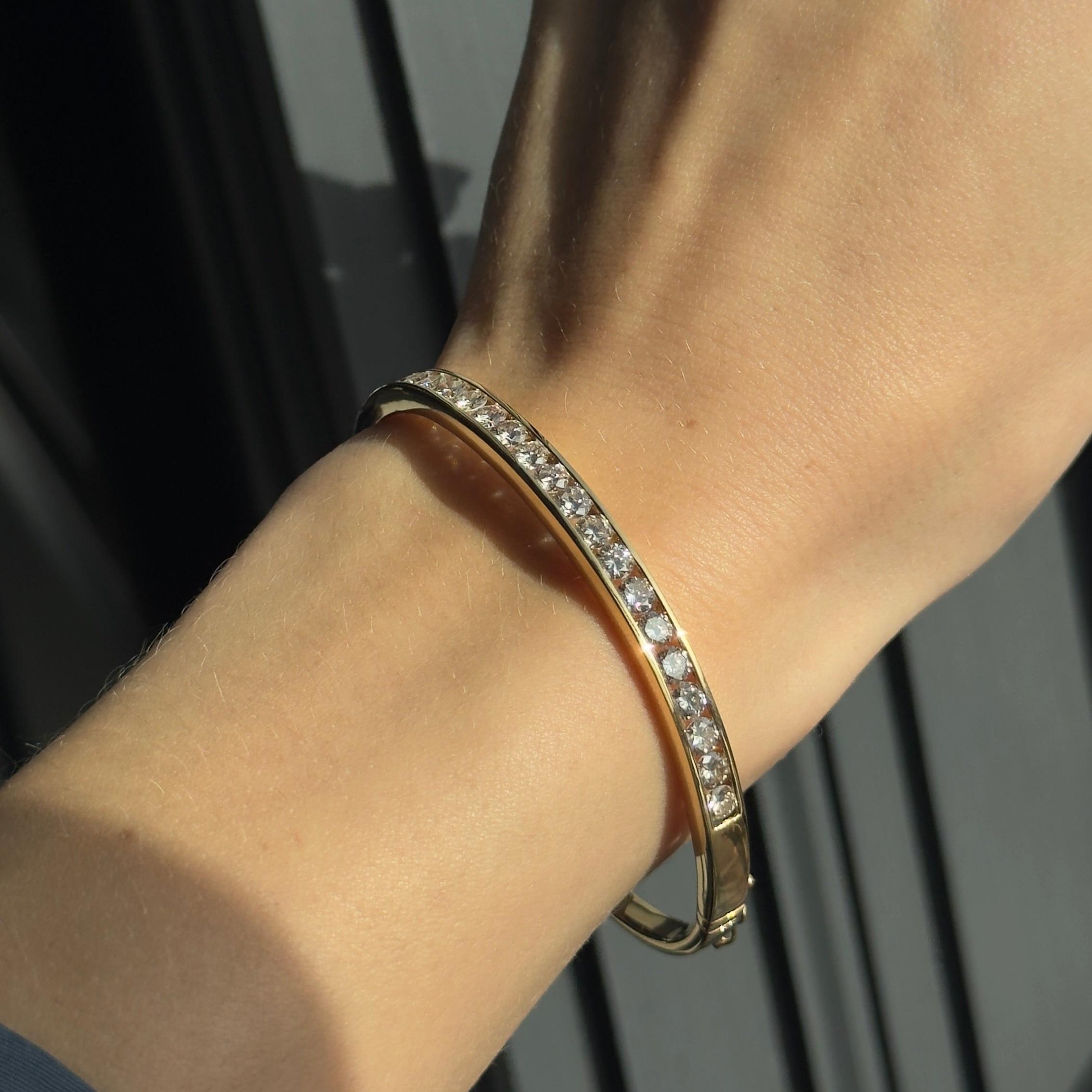 Époque : Domaine moderne
Composition : Or jaune 18K 
Pierre principale : Vingt-et-un diamants ronds et brillants
Poids total en carats : Environ 3,33 carats
Couleur / Clarté : I-J / VS1-2
Circonférence du bracelet : 6,75 pouces
Poids du bracelet :