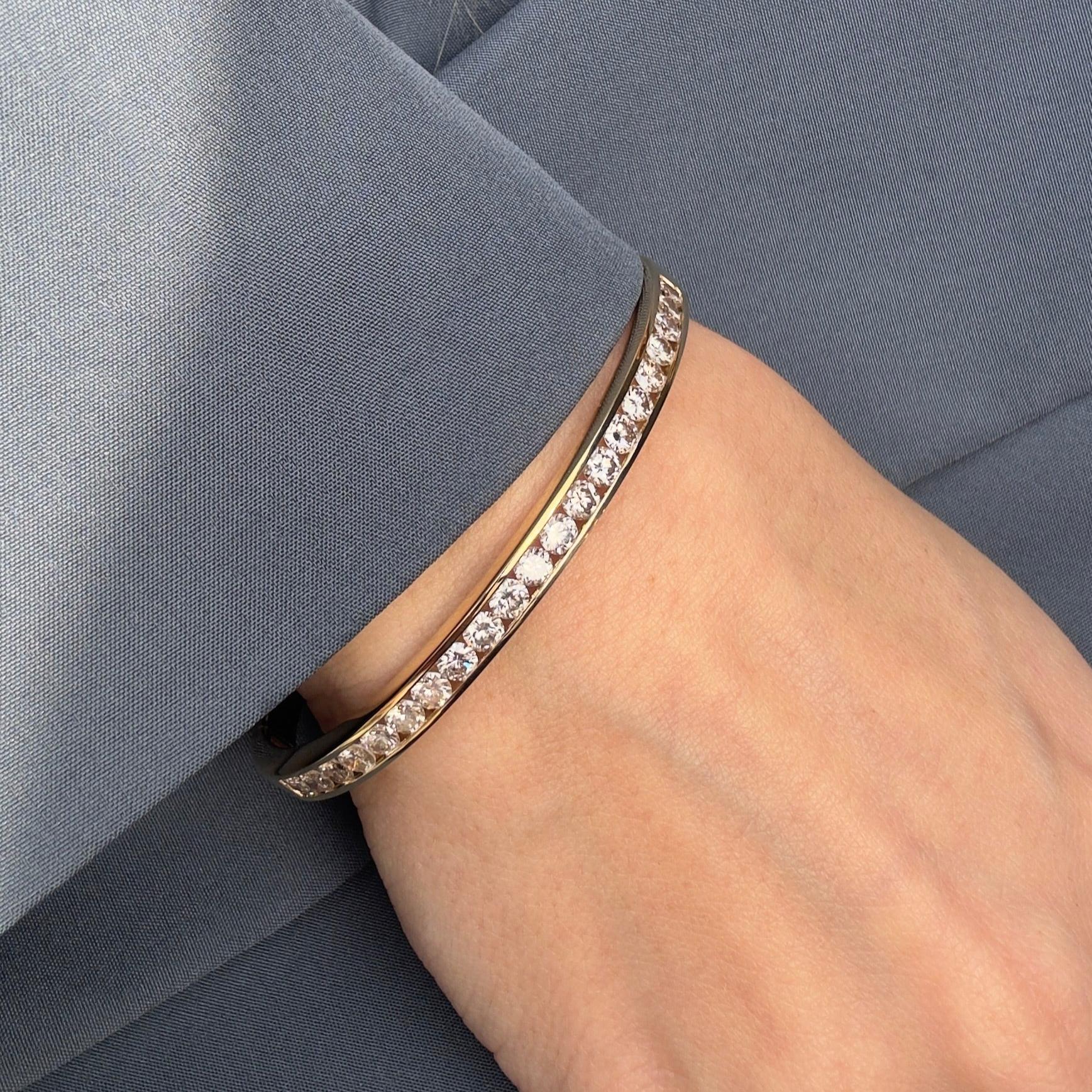 Taille ronde Bracelet jonc en or jaune 18 carats serti de diamants de 3,33 carats en vente