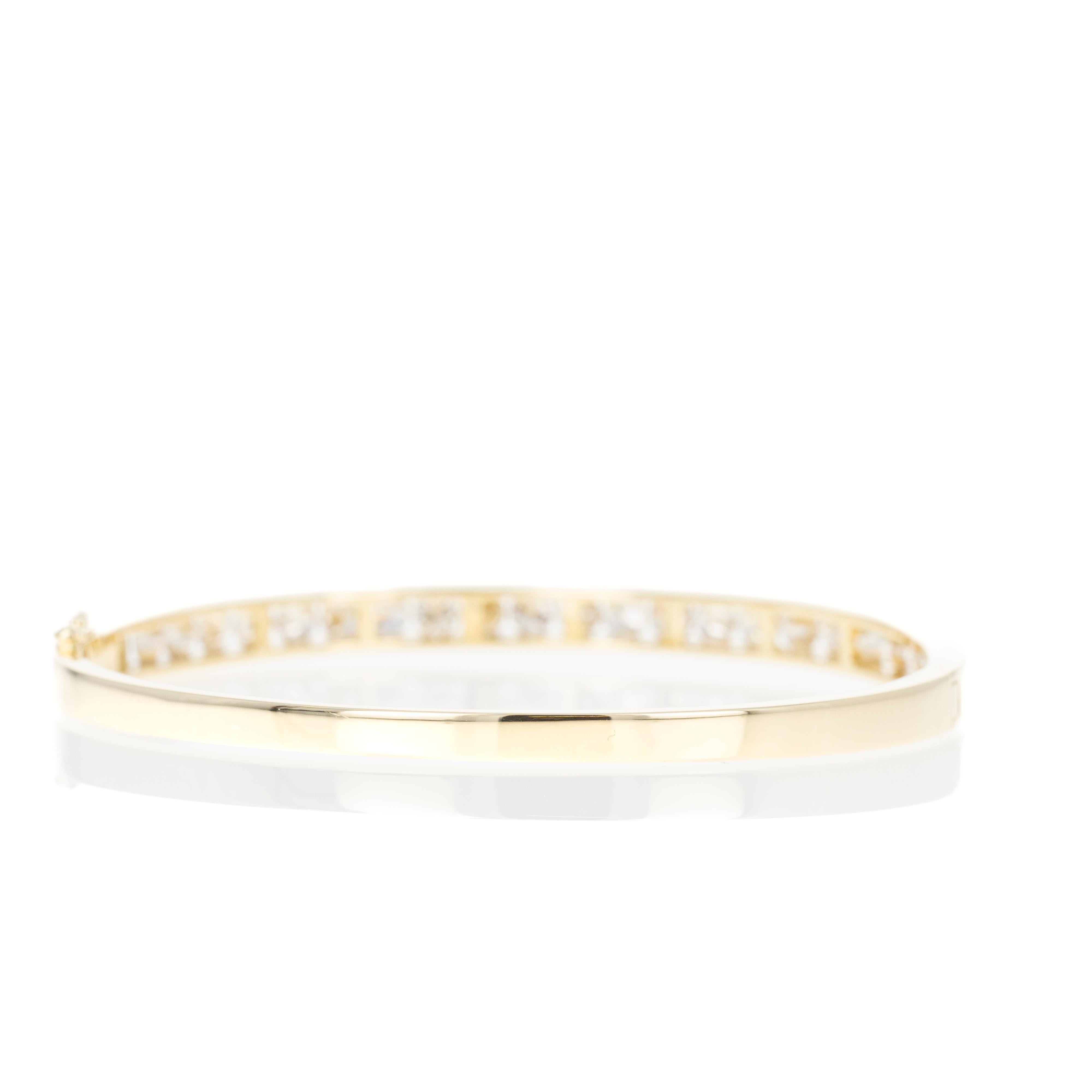 Bracelet jonc en or jaune 18 carats serti de diamants de 3,33 carats Pour femmes en vente