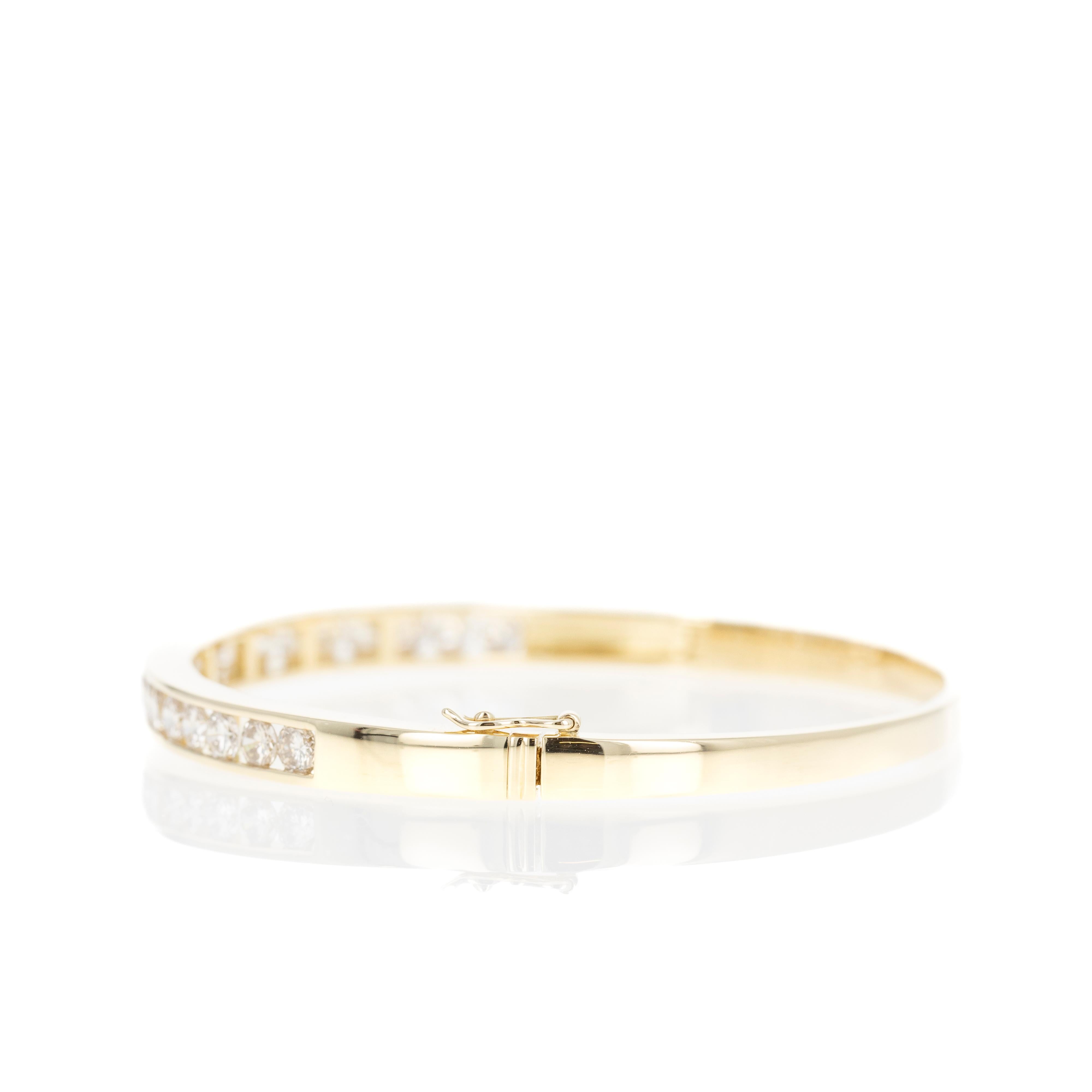 Bracelet jonc en or jaune 18 carats serti de diamants de 3,33 carats en vente 1