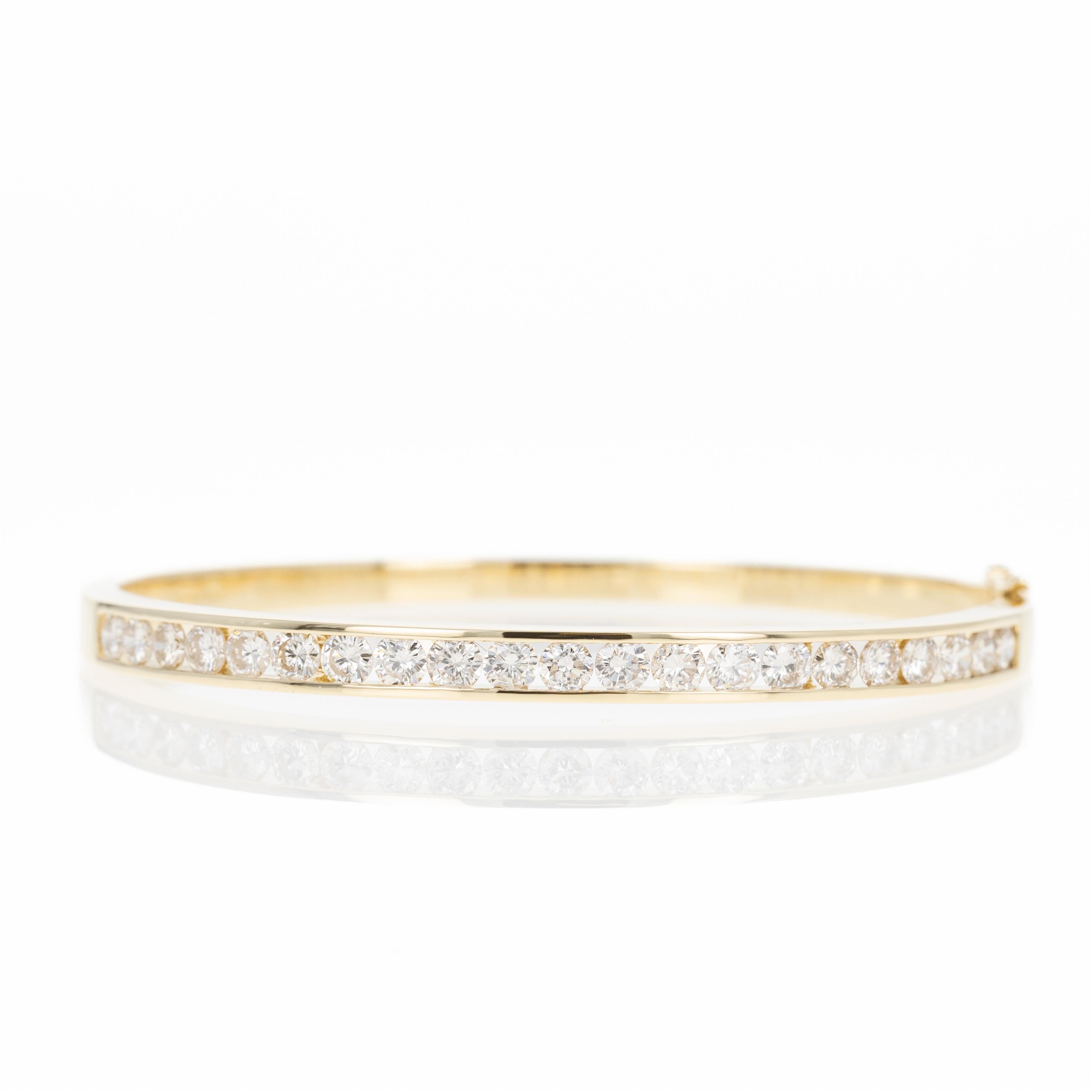 Bracelet jonc en or jaune 18 carats serti de diamants de 3,33 carats en vente 2