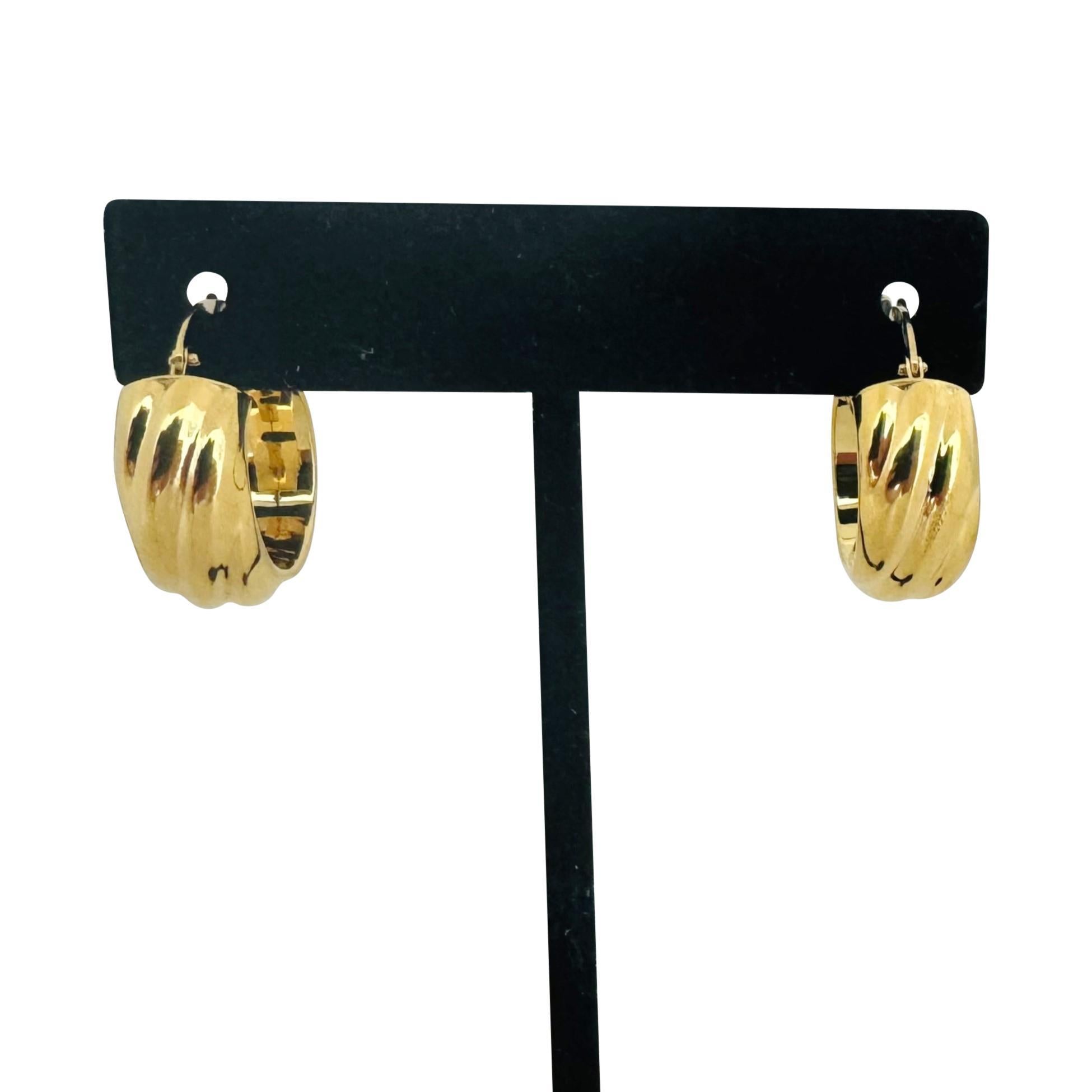 Zustand:  Ausgezeichneter Condit, Professionell gereinigt und poliert
Metall: 18k Gold (markiert und professionell getestet)
Gewicht: 3,3 g
Länge: 0,9