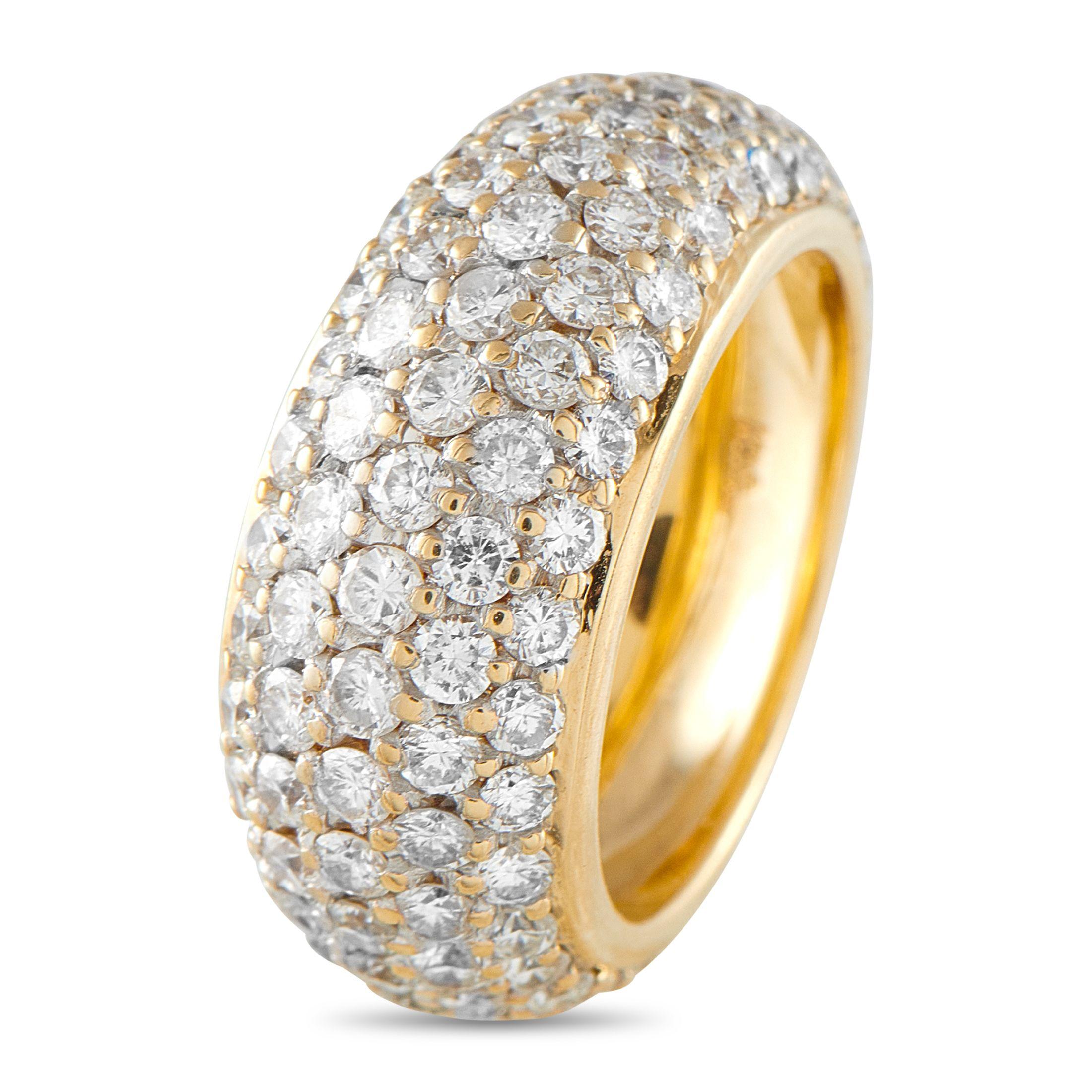 Des diamants d'un poids total de 3,40 carats permettent à cette luxueuse bague d'éternité d'irradier positivement la lumière. Réalisé avec une monture bombée en or jaune 18 carats, il présente une bande de 7 mm de large et une hauteur de 5 mm. Cet
