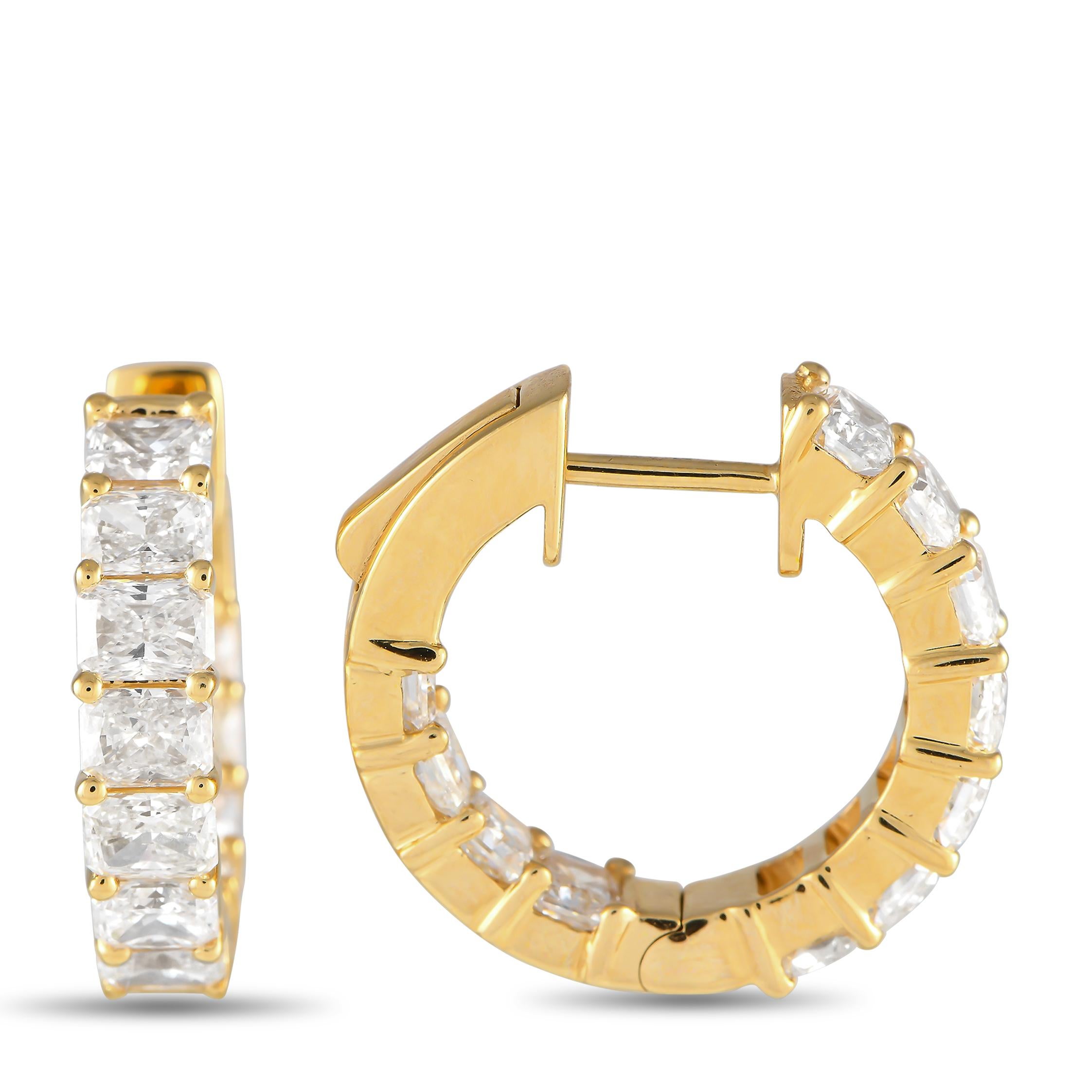 Estos pendientes de lujo son una versión elevada de un accesorio clásico. Adornados con diamantes que suman un total de 3,40 quilates, cada uno de estos impresionantes pendientes presenta un engaste de oro amarillo de 18 quilates de 0,65