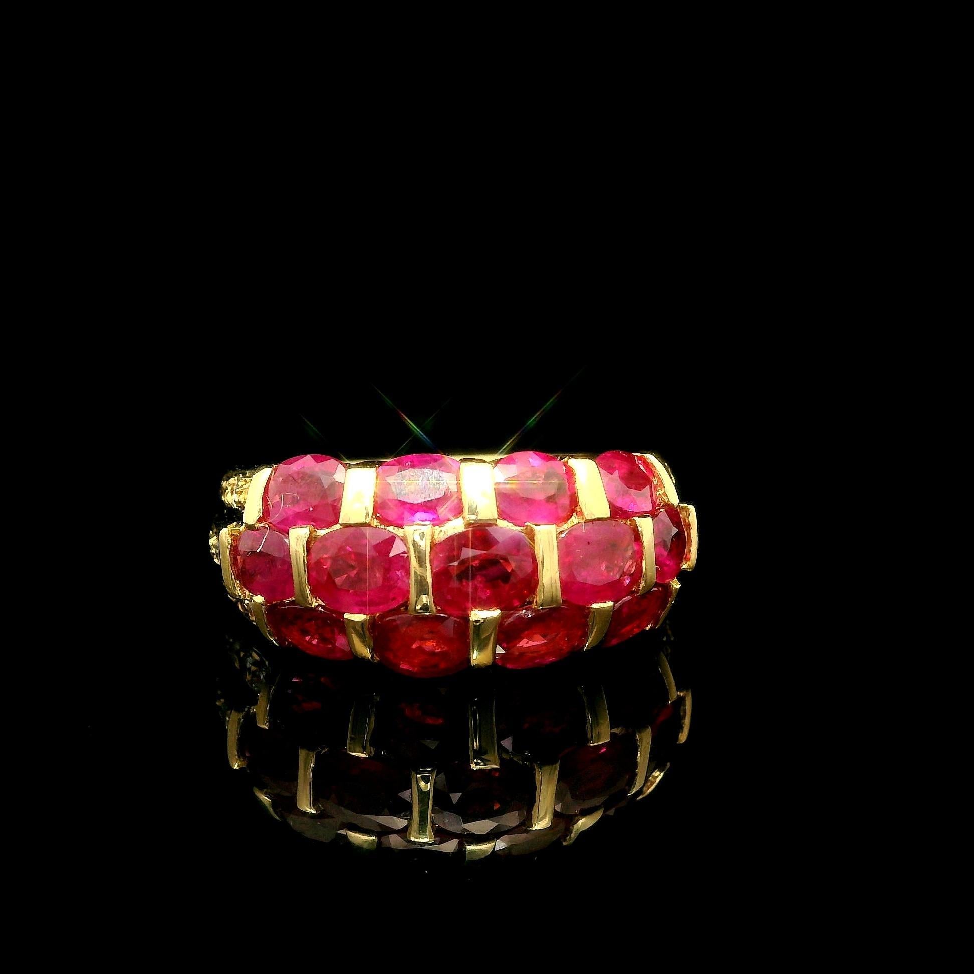 Anello a fascia larga e bombata in oro giallo 18k con rubino e diamante incastonati a barra ovale da 3,47 carati in vendita 5