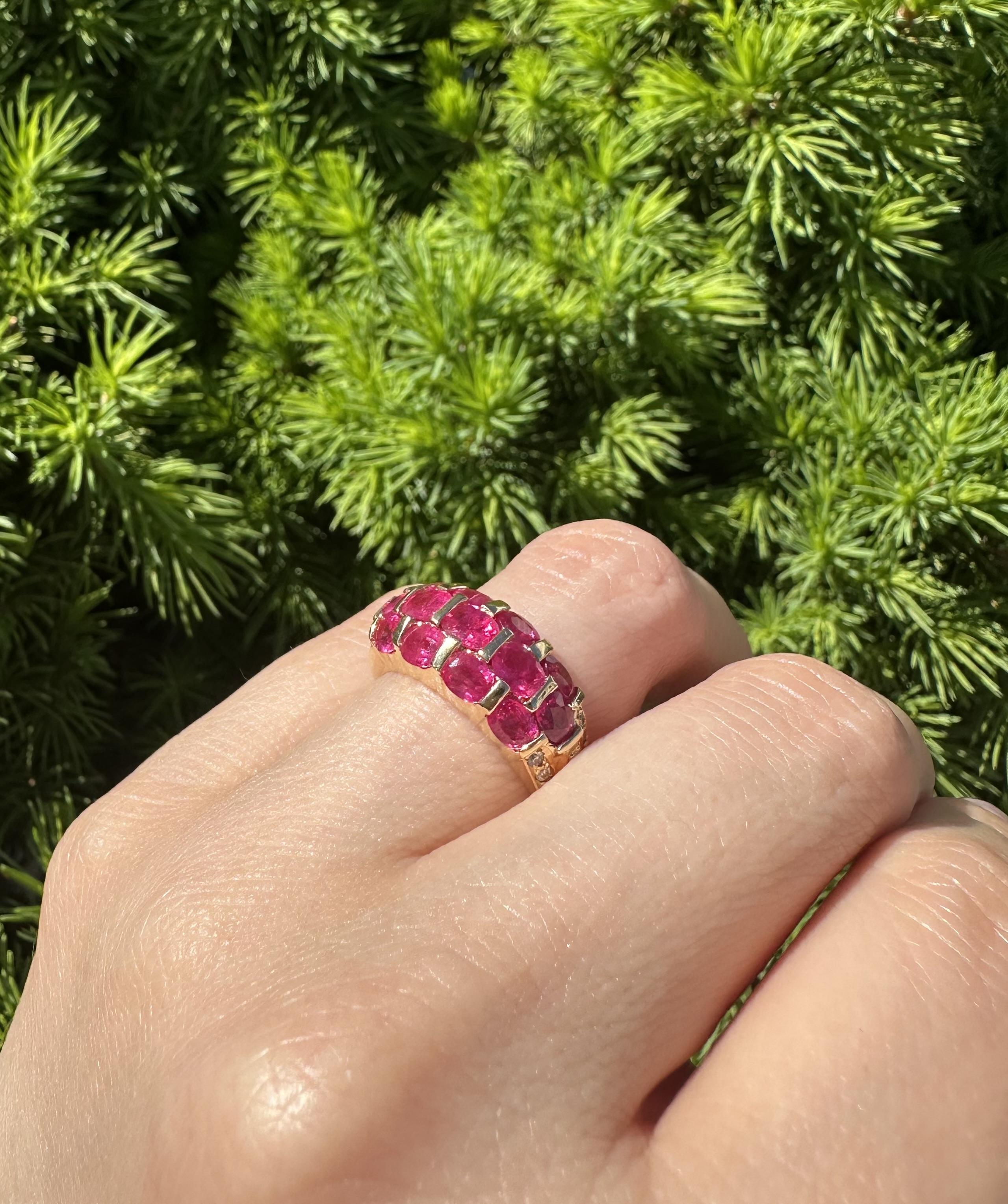 Anello a fascia larga e bombata in oro giallo 18k con rubino e diamante incastonati a barra ovale da 3,47 carati In condizioni ottime in vendita a Montclair, NJ