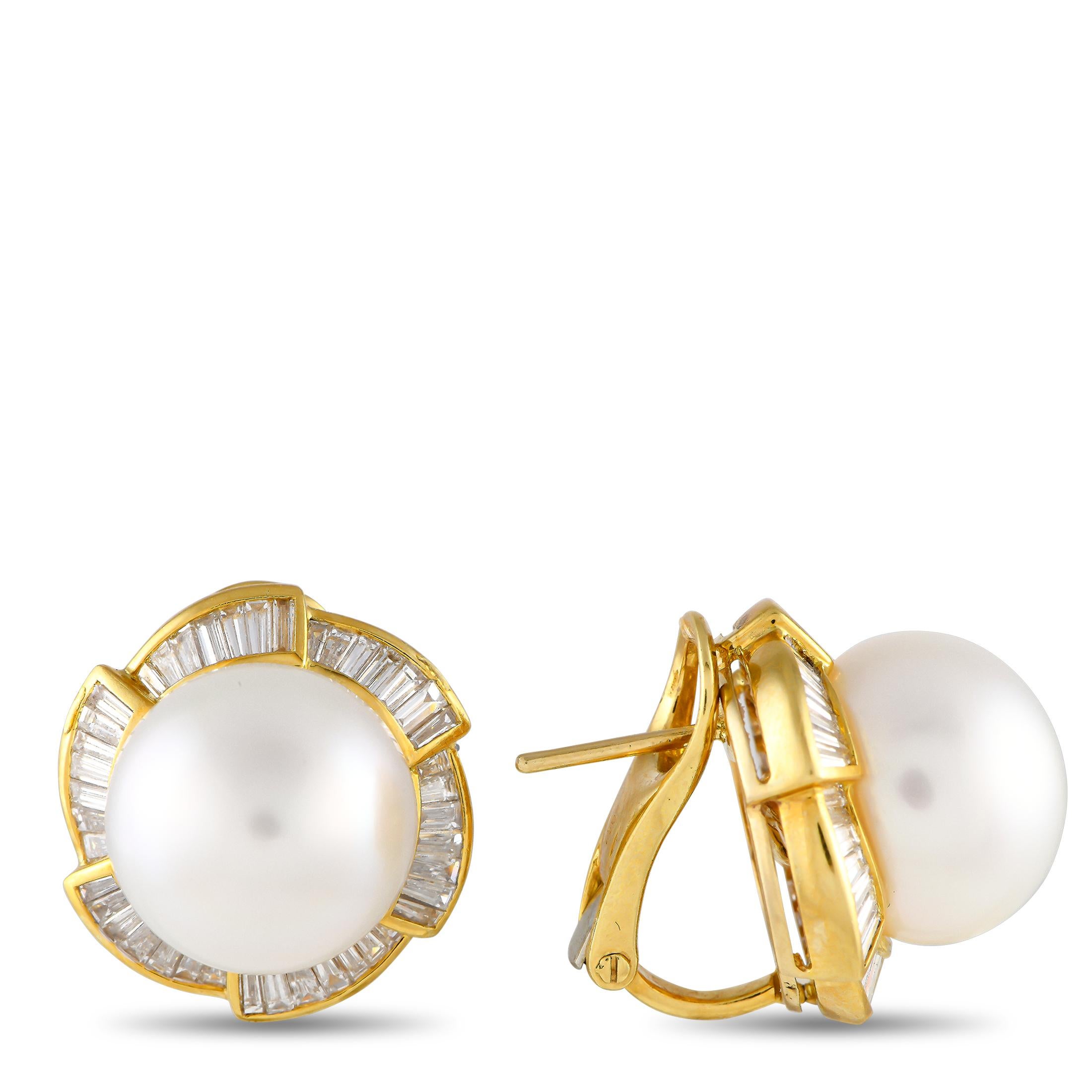 Ces boucles d'oreilles de luxe sont idéales pour toutes les occasions. Au centre, des perles de 13,2 mm leur confèrent une qualité véritablement intemporelle. Des accents de diamant d'un poids total de 3,50 carats ajoutent un éclat supplémentaire à