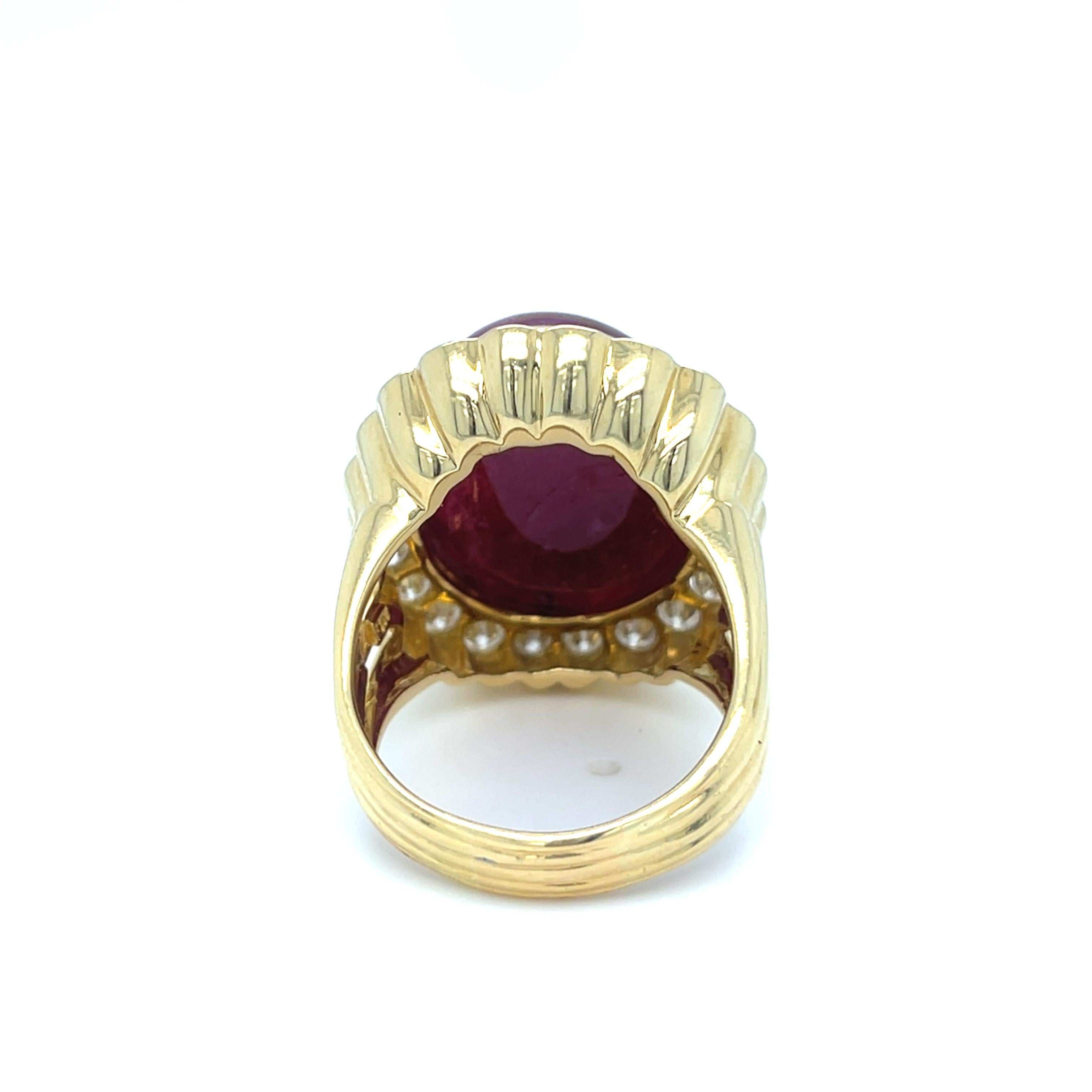 Anillo de oro amarillo de 18 quilates con cabujón de rubí de 35,7 ct y diamante de 2,2 ct Talla 10 20,9 g Moderno en venta