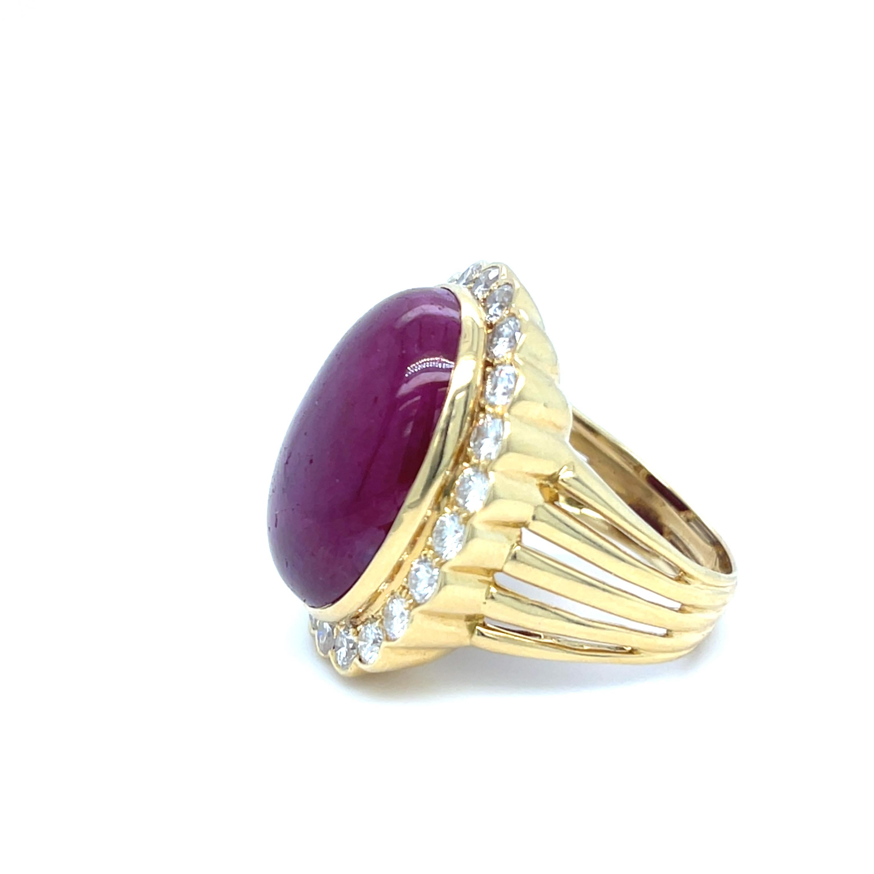 Anillo de oro amarillo de 18 quilates con cabujón de rubí de 35,7 ct y diamante de 2,2 ct Talla 10 20,9 g Cabujón en venta