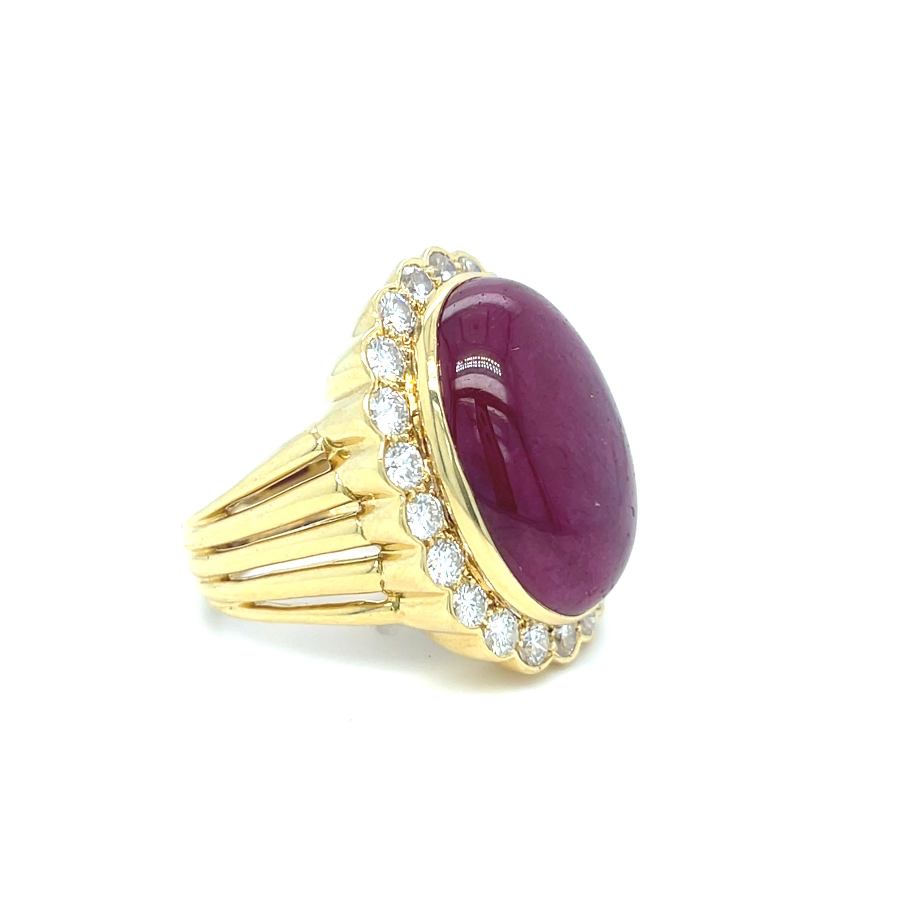 Anillo de oro amarillo de 18 quilates con cabujón de rubí de 35,7 ct y diamante de 2,2 ct Talla 10 20,9 g en venta 1