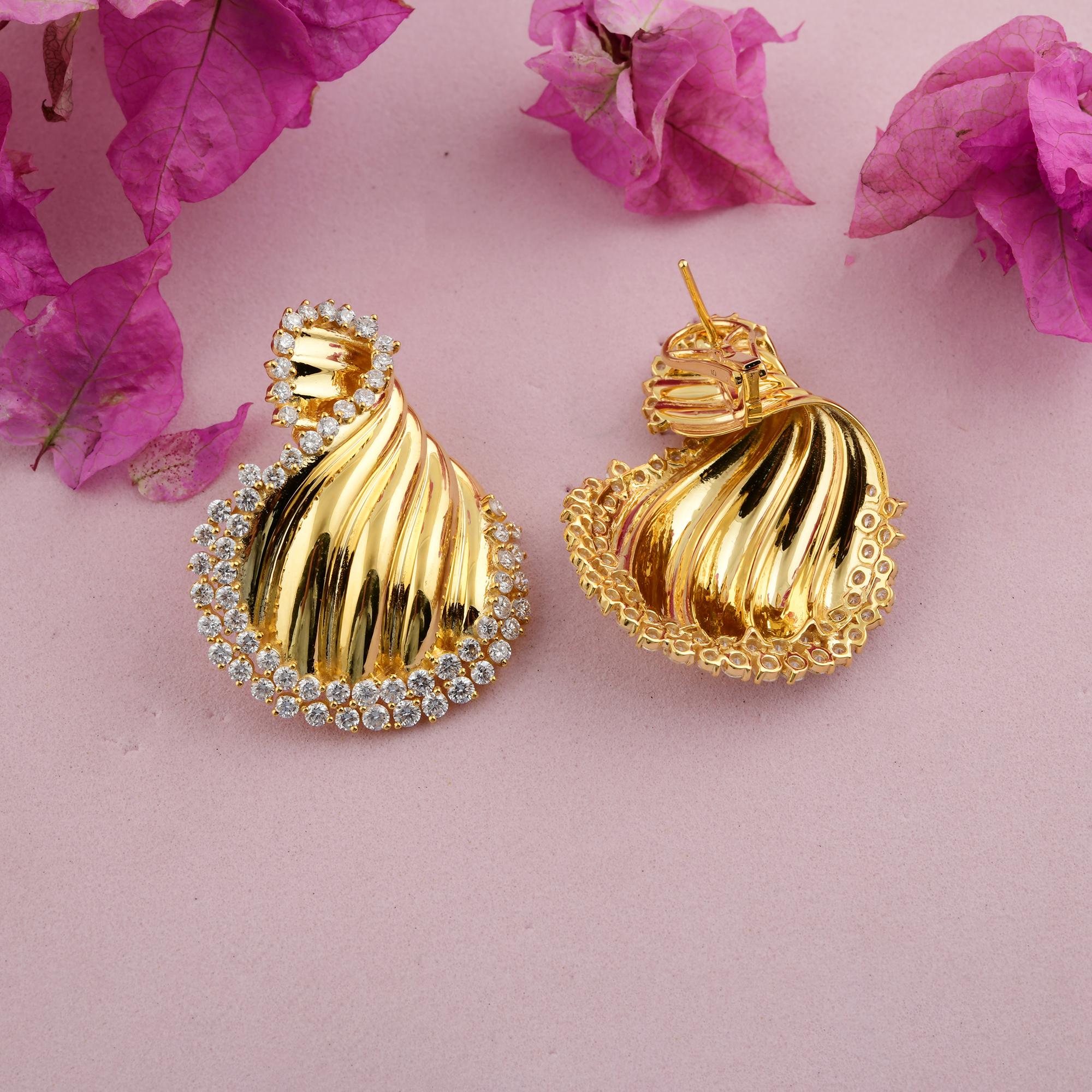 Contemporary 18k Yellow Gold 3.86 Carat SI Clarity HI Color Diamond Swirl Drop Earrings For Sale