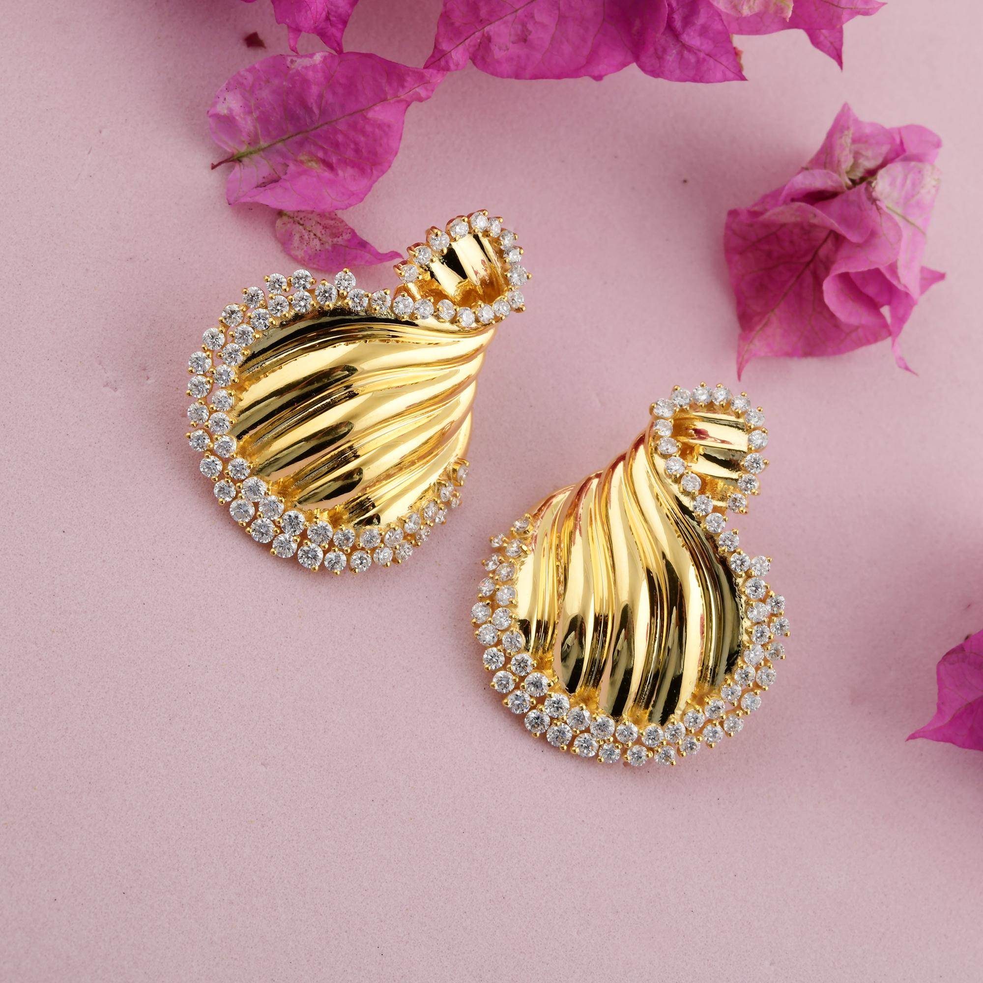 Round Cut 18k Yellow Gold 3.86 Carat SI Clarity HI Color Diamond Swirl Drop Earrings For Sale