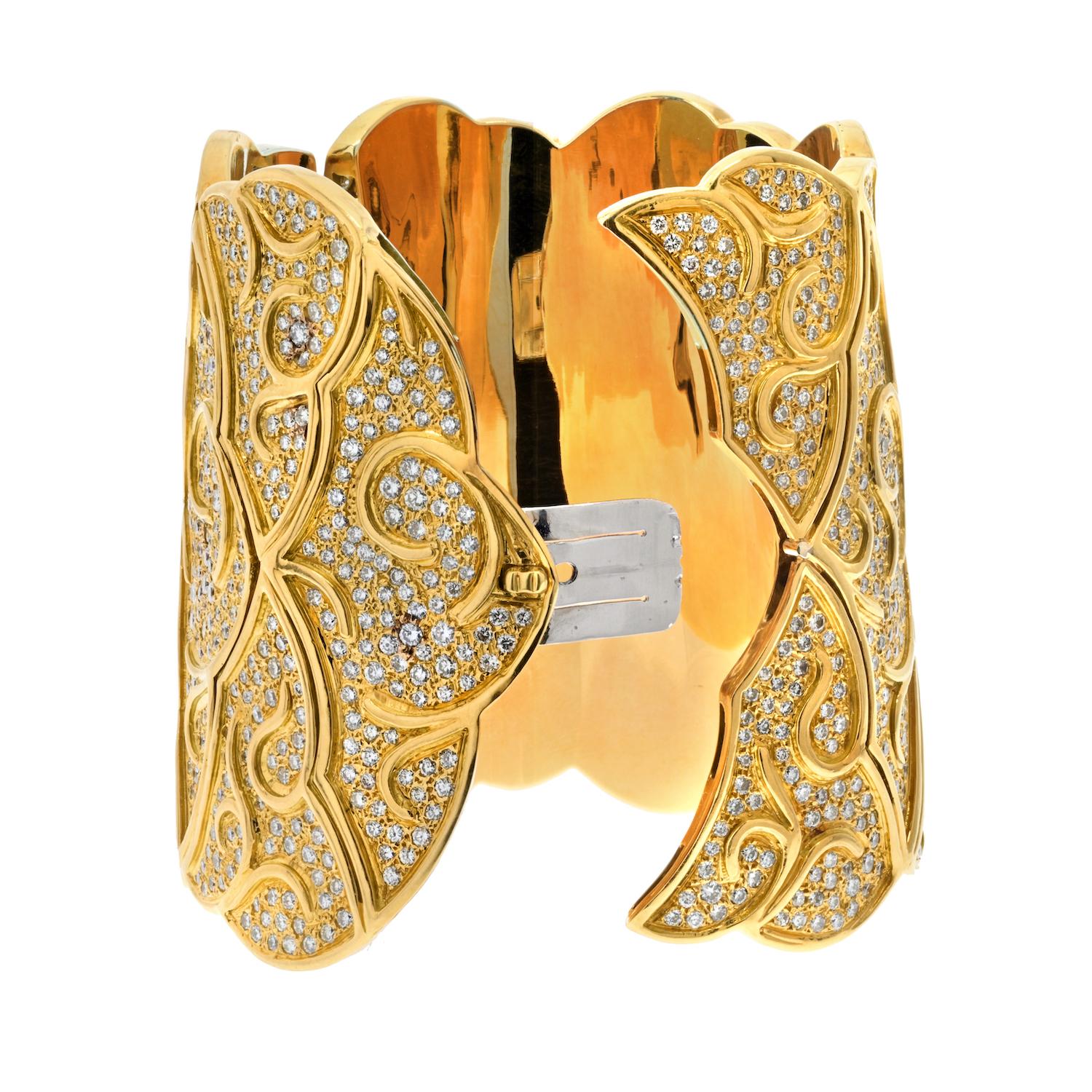 Modern 18K Yellow Gold 38cttw Round Cut Diamond Wide Cuff Bracelet For Sale