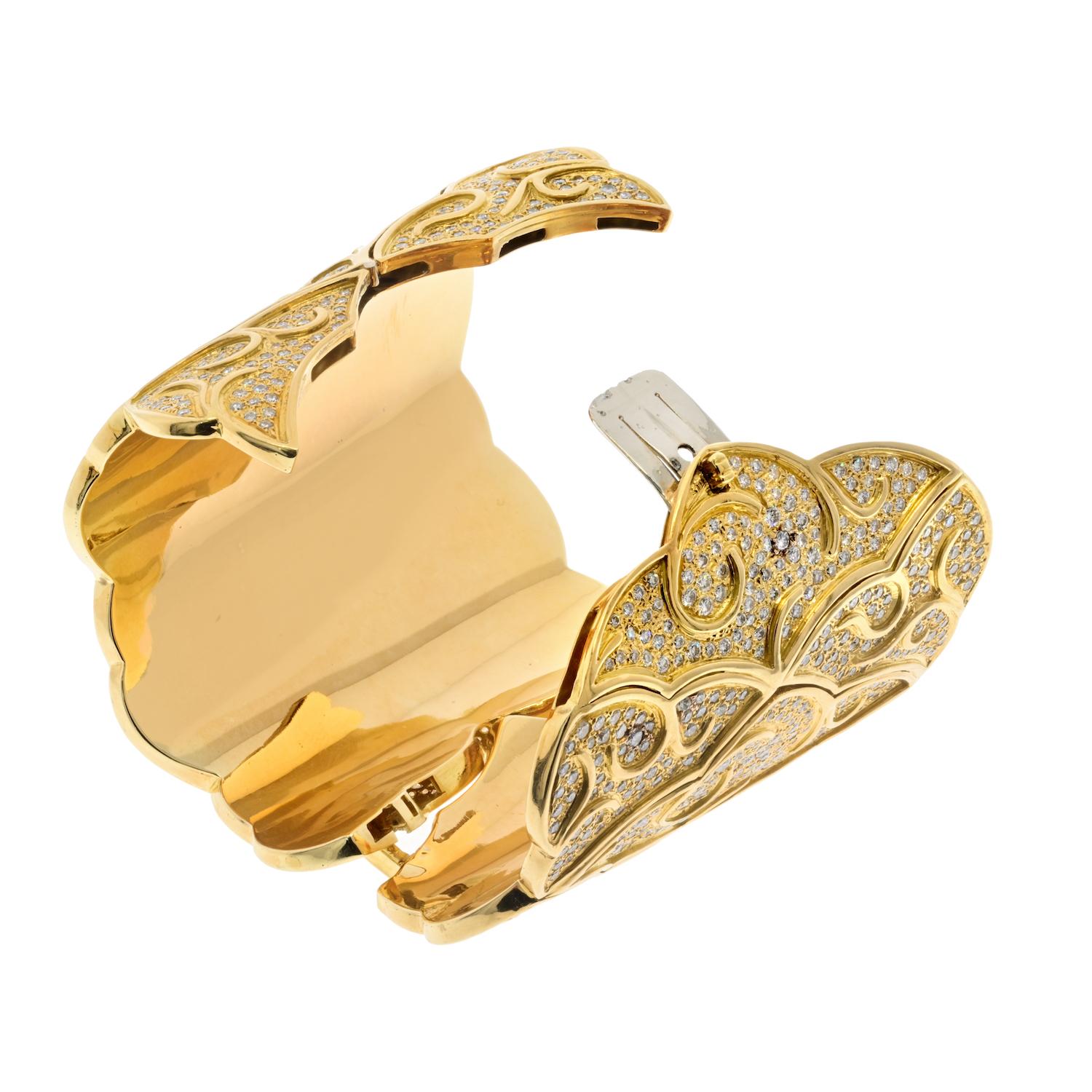 18K Yellow Gold 38cttw Round Cut Diamond Wide Cuff Bracelet In Excellent Condition For Sale In New York, NY