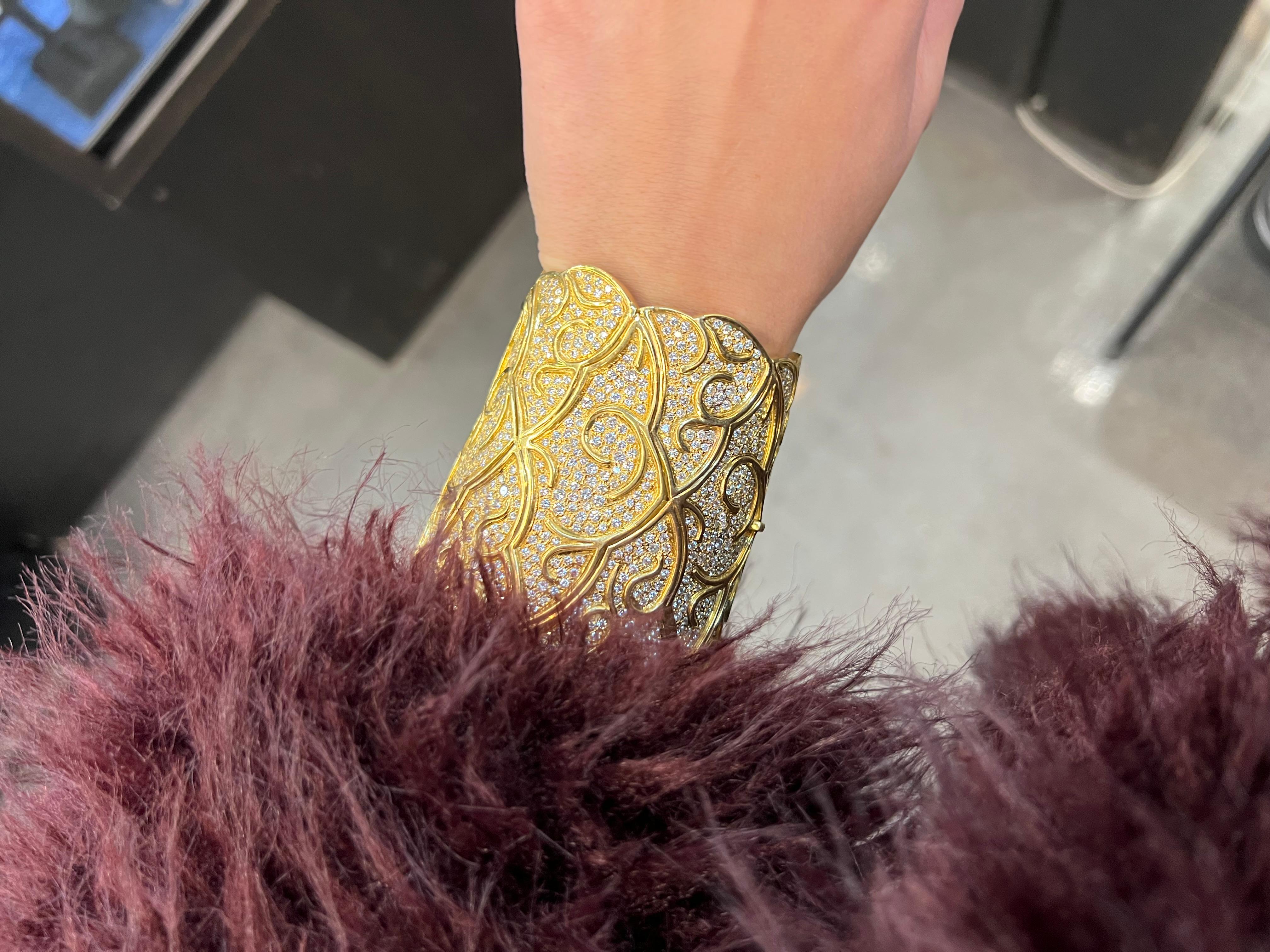 Bracelet manchette large en or jaune 18 carats avec diamants taille ronde de 38 carats Pour femmes en vente