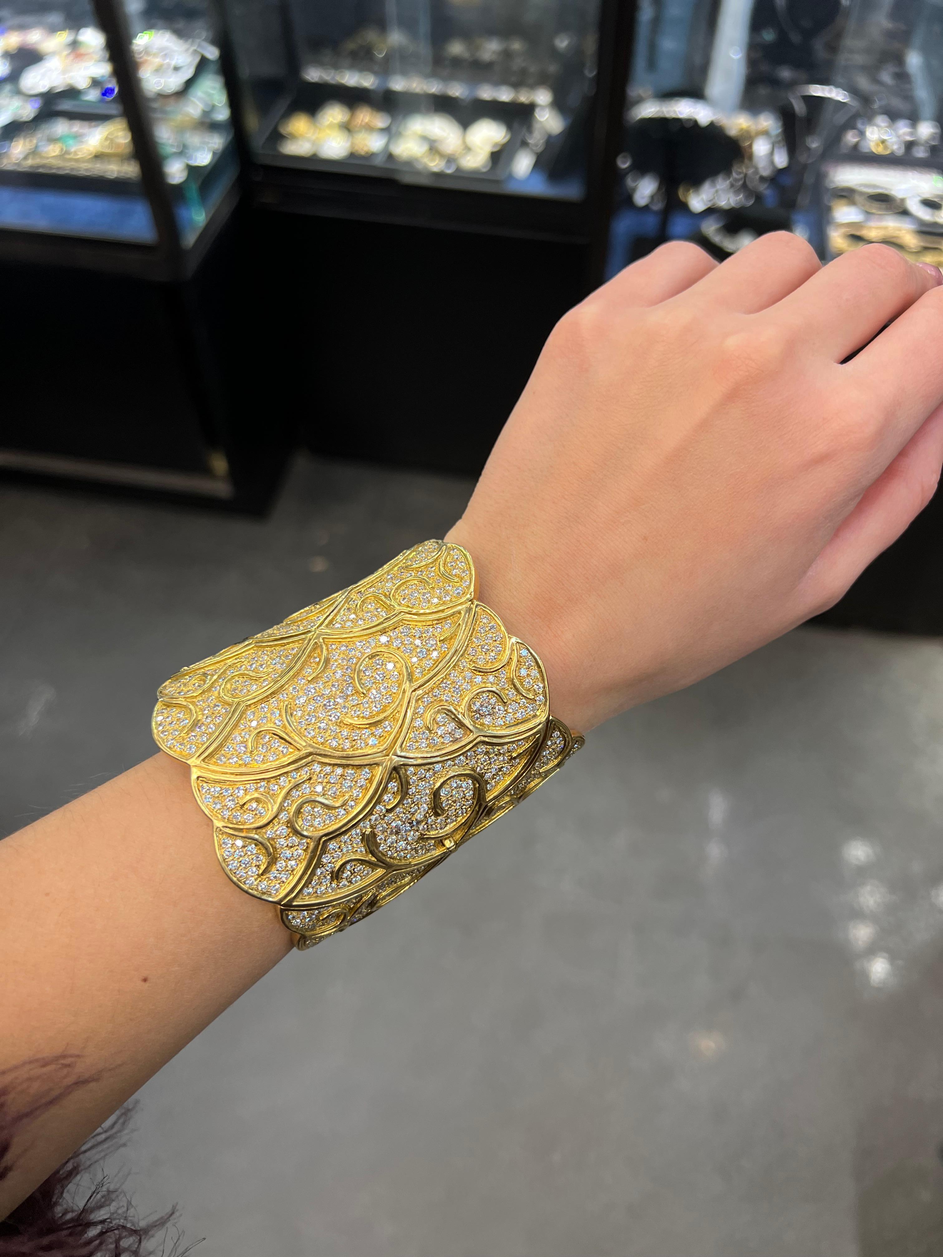 Bracelet manchette large en or jaune 18 carats avec diamants taille ronde de 38 carats en vente 1